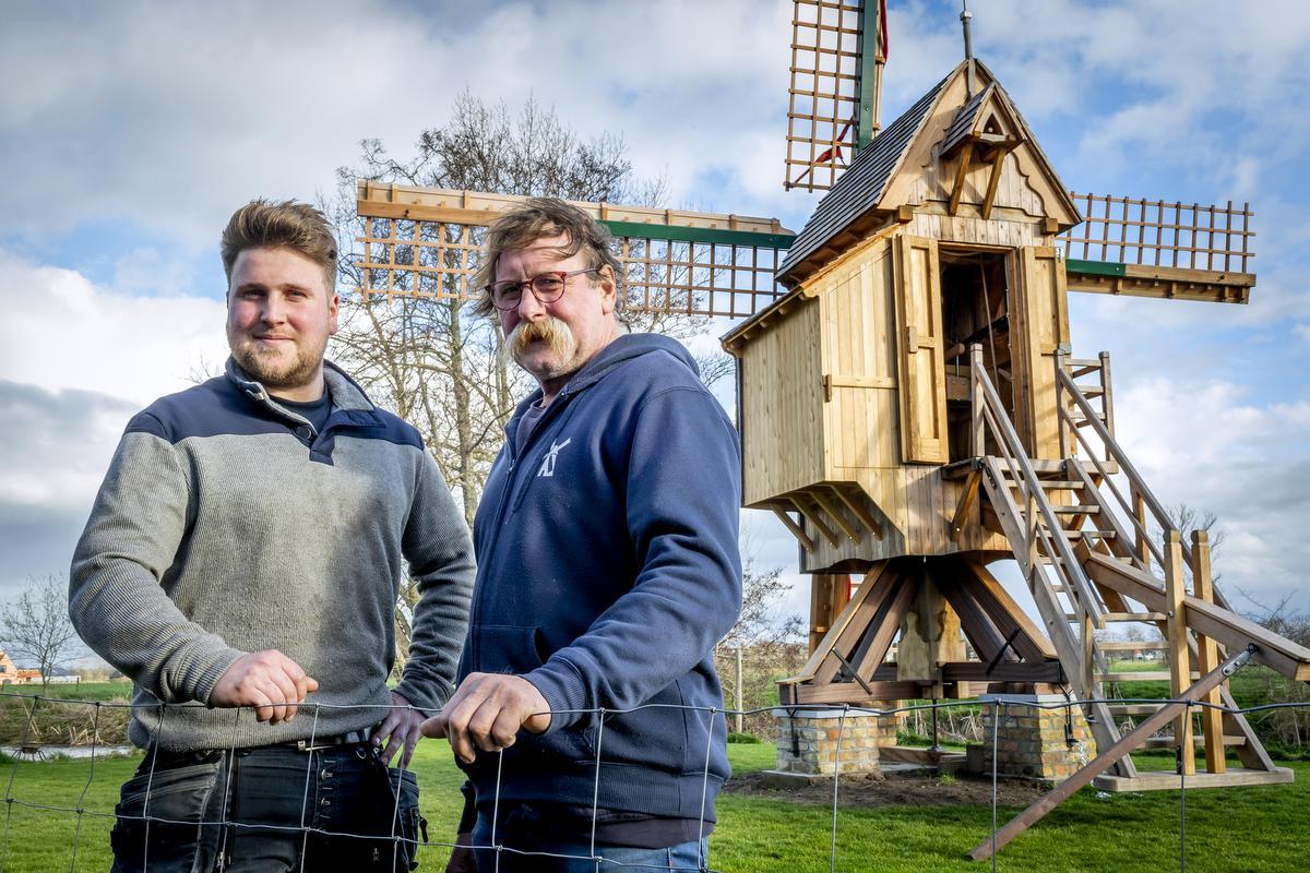 Berre Demol en Ronny Demol voor hun molen: De Sterke Beer.