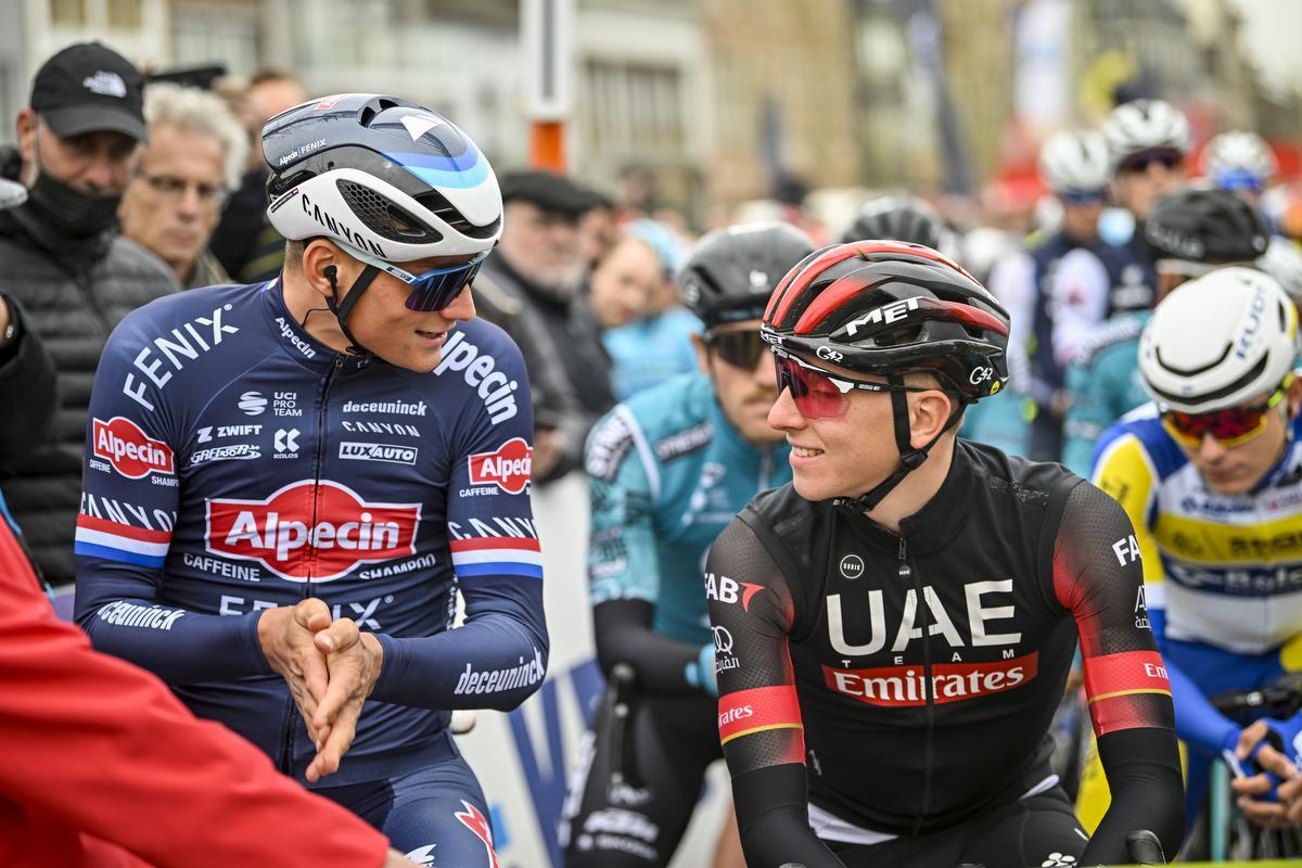 Mathieu van der Poel en Tadej Pogacar rustig keuvelend vorig jaar voor de start in Roeselare. De Nederlander zou de wedstrijd winnen, de Slowaak bolde als tiende over de meet. Pogacar schrapte Dwars door Vlaanderen dit jaar wel uit zijn programma.