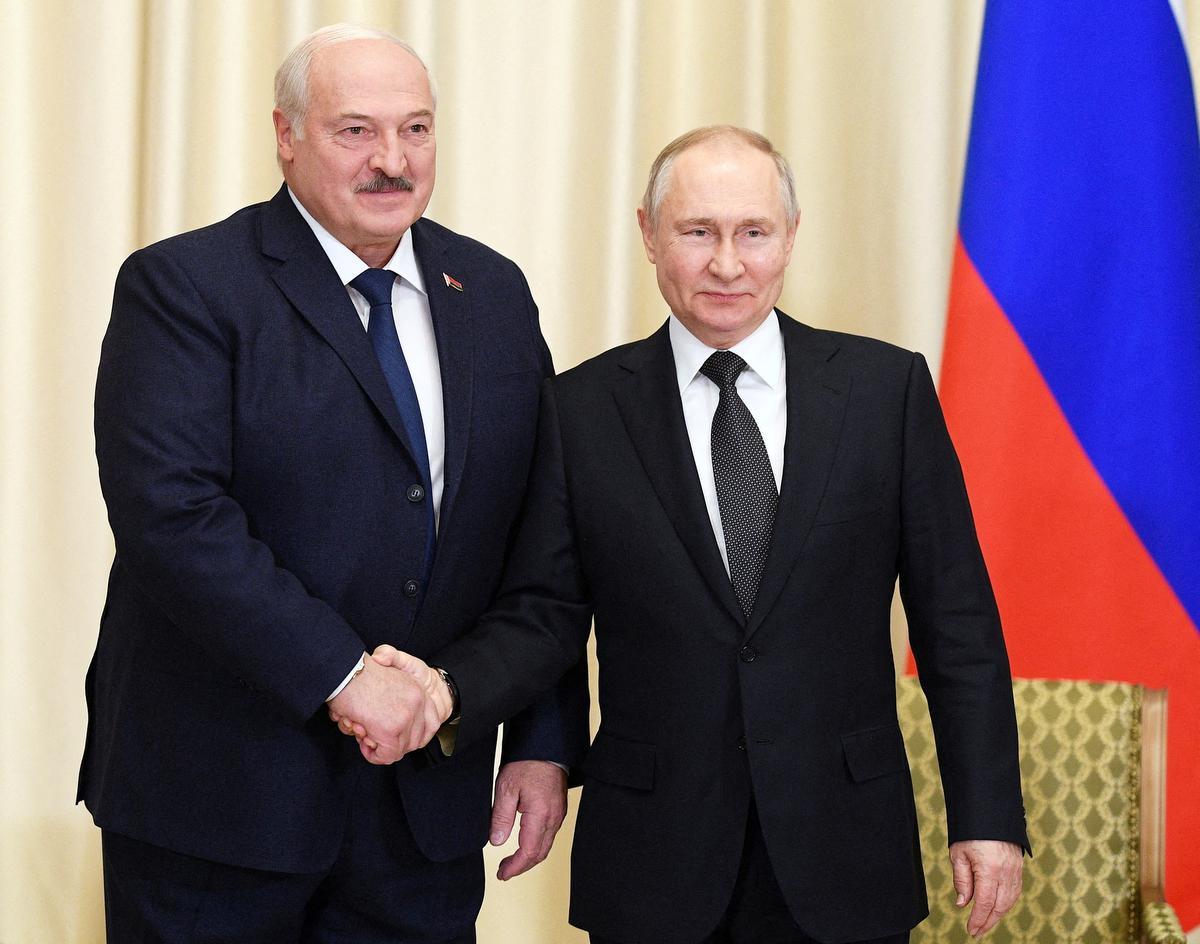 Vladimir Poetin tijdens zijn ontmoeting met Aleksandr Loekasjenko in februari 2023.