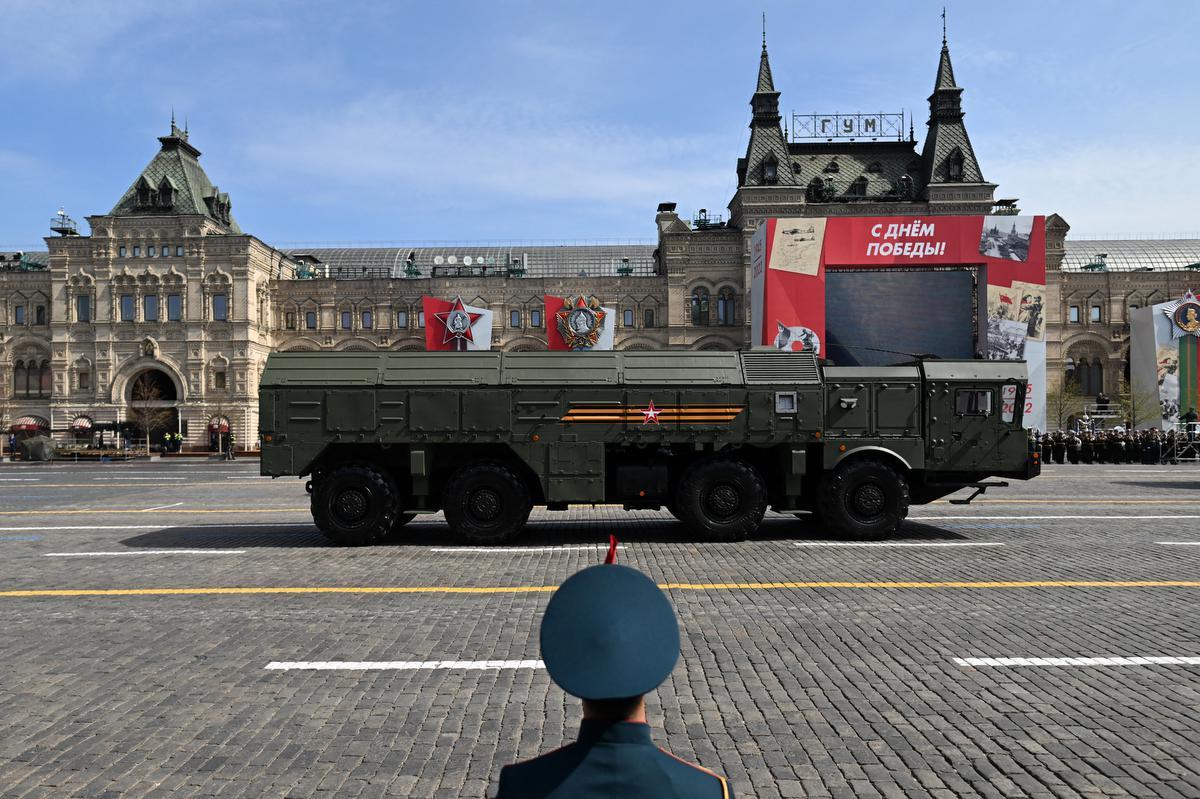 Een Russisch Iskander-raketlanceerder wordt klaargezet voor de jaarlijks parade op Overwinningsdag.