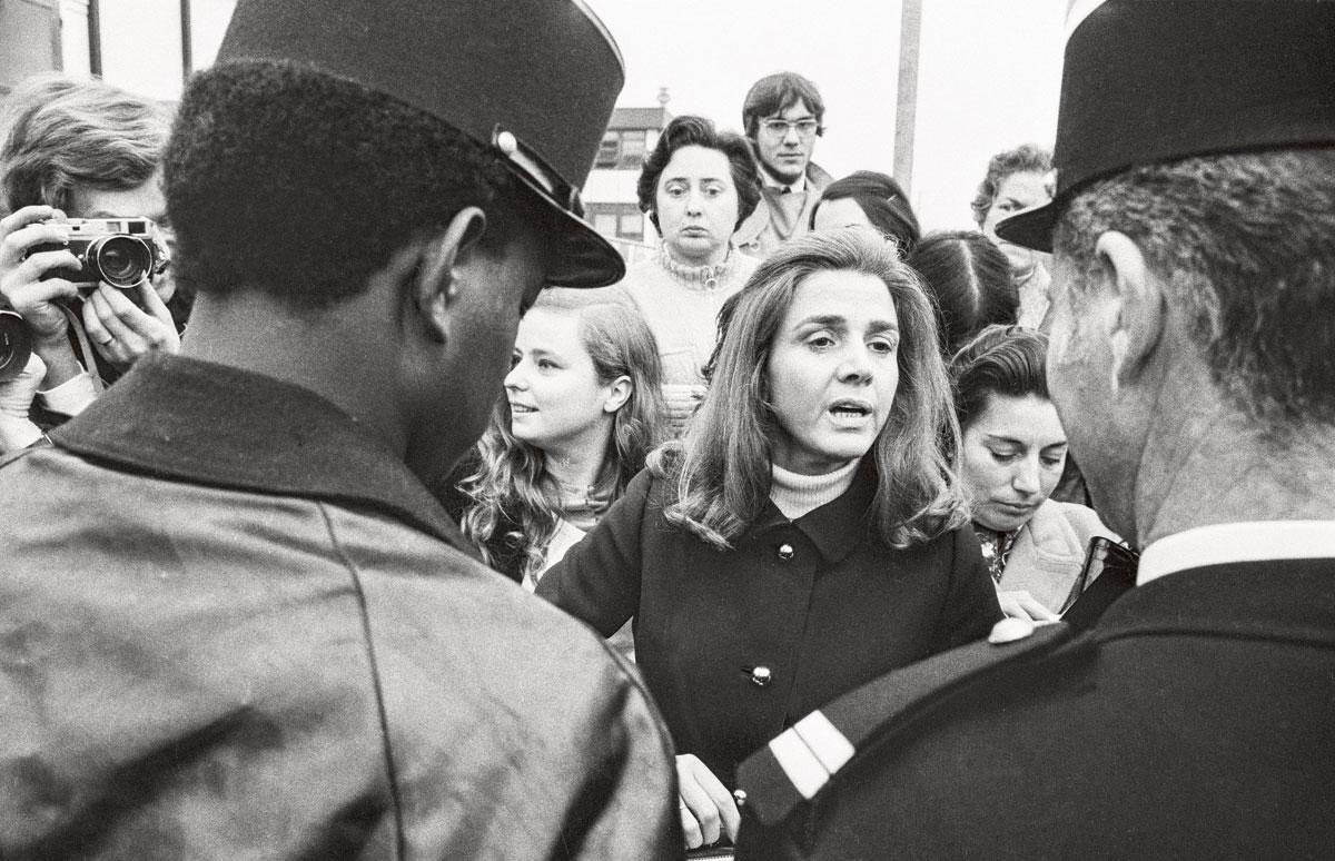 Het ‘Proces van Bobigny’ in 1972: Gisèle Halimi verkrijgt de vrijspraak voor haar cliënte die terechtstaat omdat ze abortus heeft gepleegd.