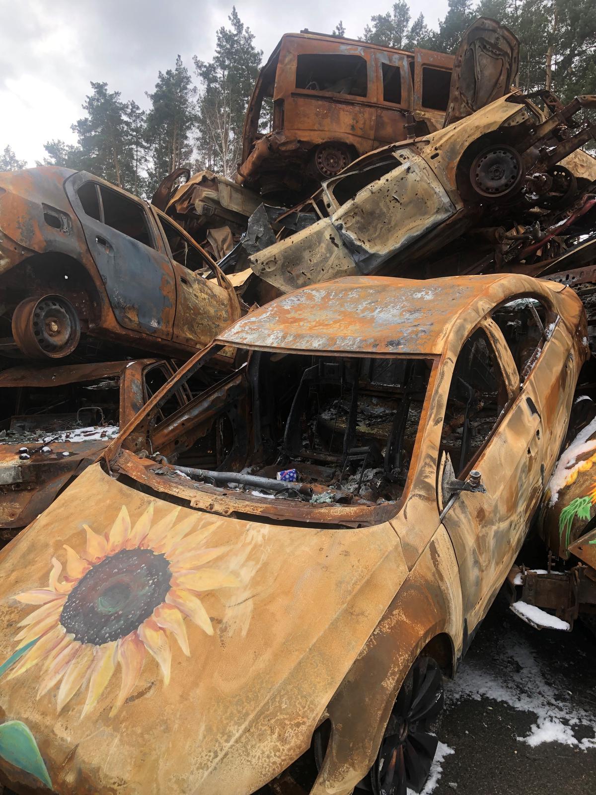 De inwoners van Irpin (Oekraïne) schilderden bloemen als teken van hoop op autowrakken. De chauffeurs van deze wagens werden door de Russische troepenmacht gefusilleerd en achtergelaten in hun auto’s. Een jaar na de inval zijn de wrakken een stille getuige van deze brute daad en de bloemen een teken van verzet, om blijvend hoop te zoeken in een onmenselijke situatie. Bisschop Lode was getuige van deze kwetsbare kracht tijdens zijn bezoek aan Oekraïne.