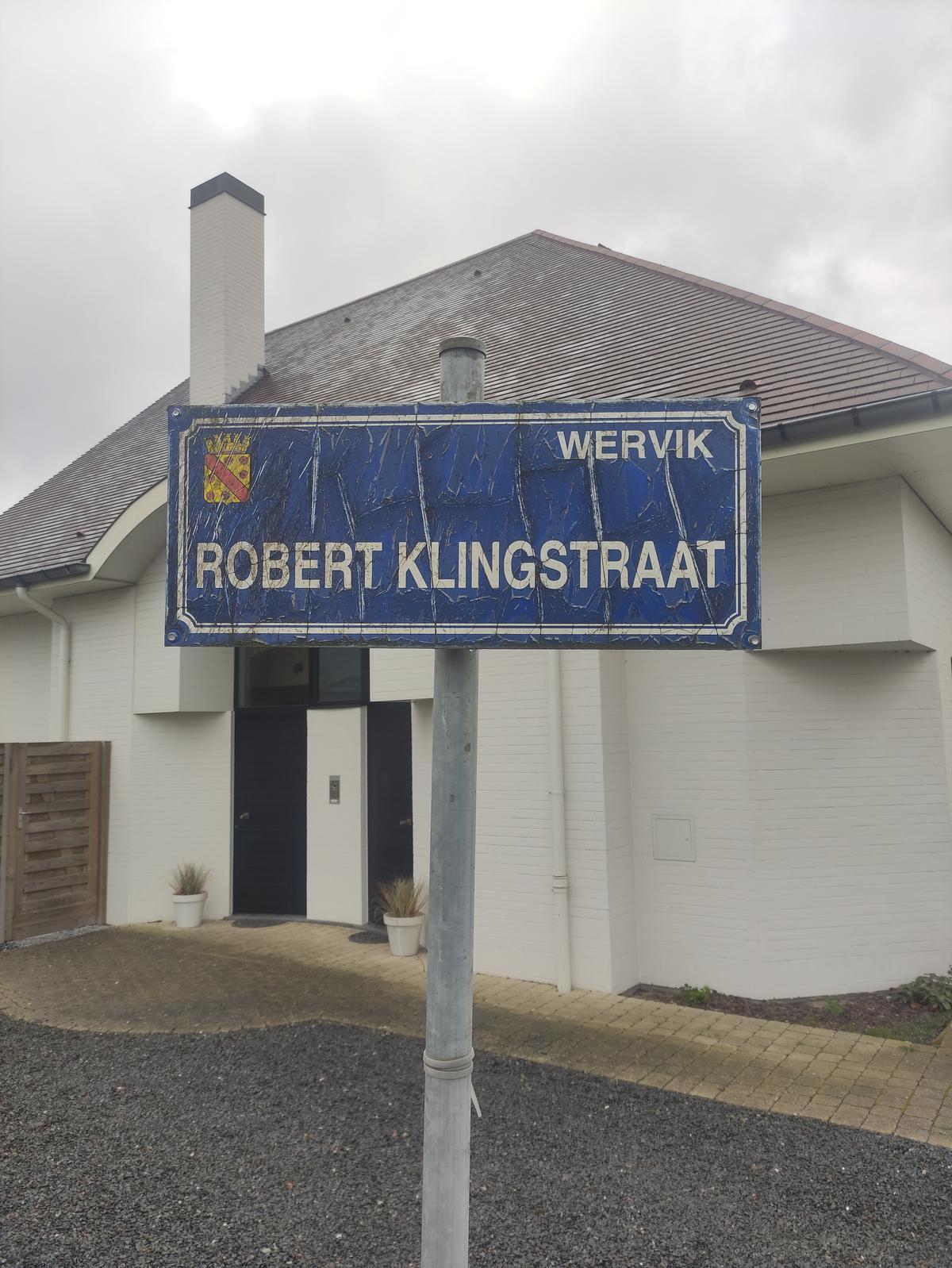 Stad Wervik is bezig met het veranderen van alle straatnaamborden, maar de Robert Klingstraat moet nog onder handen worden genomen.