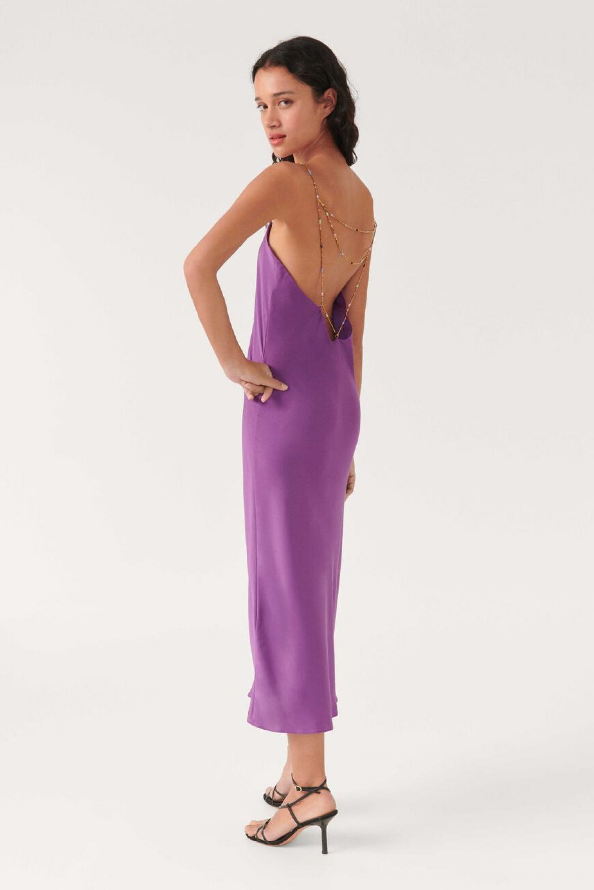 La robe violette ornée de bijoux