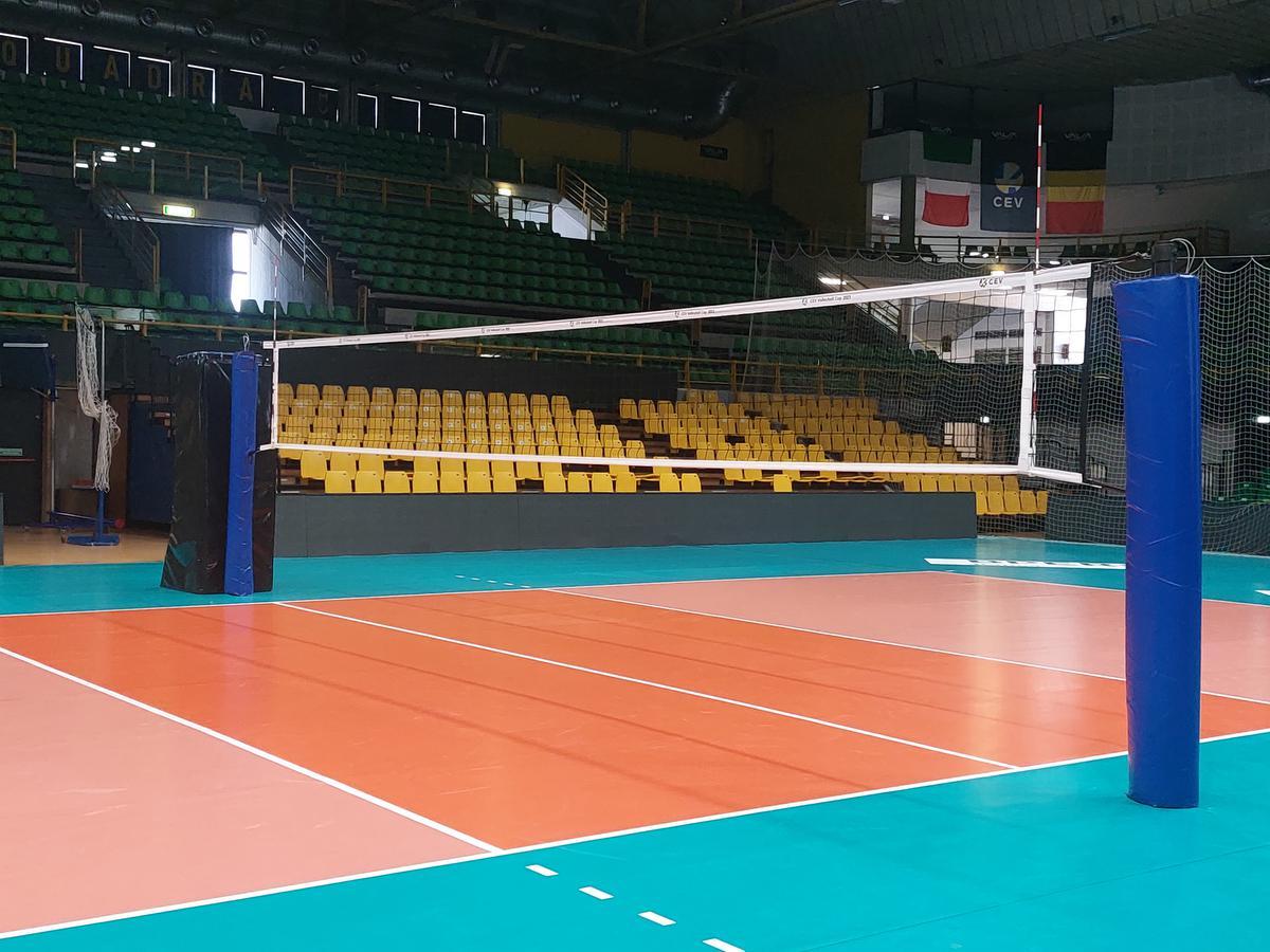 Met 4.500 zitjes (in Roeselare zijn dat er 1.950) is de volleyarena in Modena best indrukwekkend. Het gebouw dateert wel al van 1985.