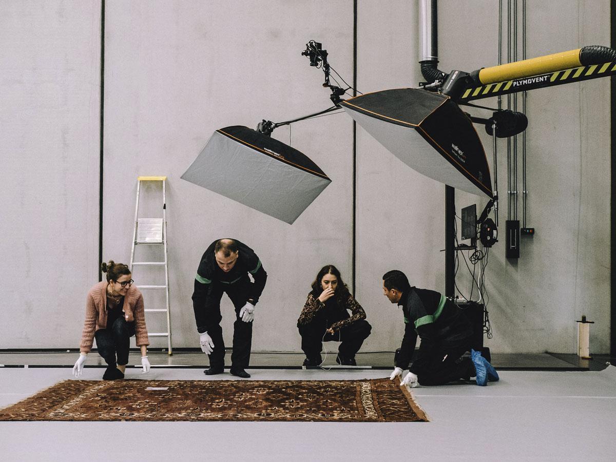 Opération shooting Dans les grands ateliers de travail, toutes les œuvres confiées au Louvre sont photographiées, notamment pour alimenter la plateforme numérique des collections du musée, mise en ligne en 2021. Aujourd’hui, des tapis passent sous les flashs. Spoliés par les nazis à des familles juives durant la Seconde Guerre mondiale, ils ont été livrés au musée en attendant de retrouver leur propriétaire légitime.