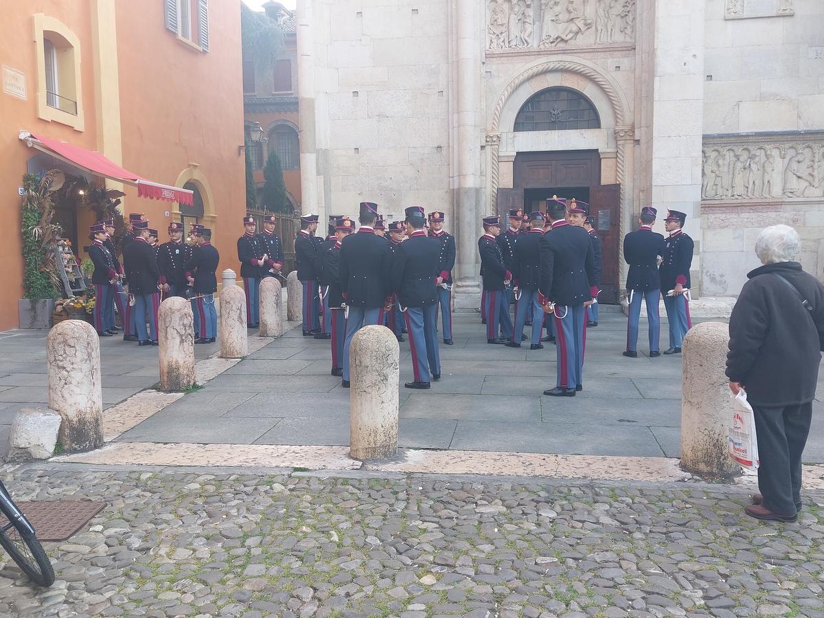 De jonge studenten van de militaire academie troepten samen aan de kathedraal van Modena, de aanwezige Knack-fans vergaapten er zich aan.