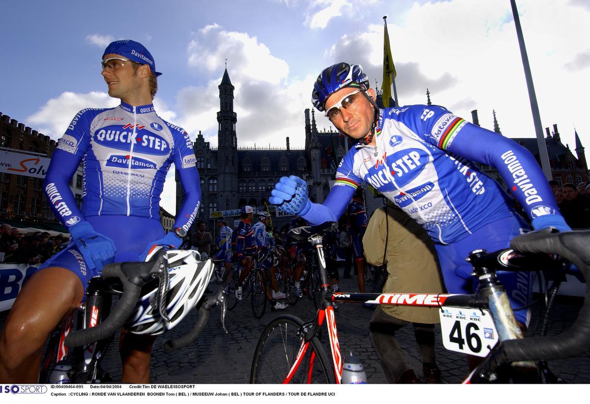 Johan Museeuw en zijn opvolger Tom Boonen bij de start in 2004. “Het uitzicht vanop het startpodium is fenomenaal”, aldus de Leeuw van Vlaanderen.