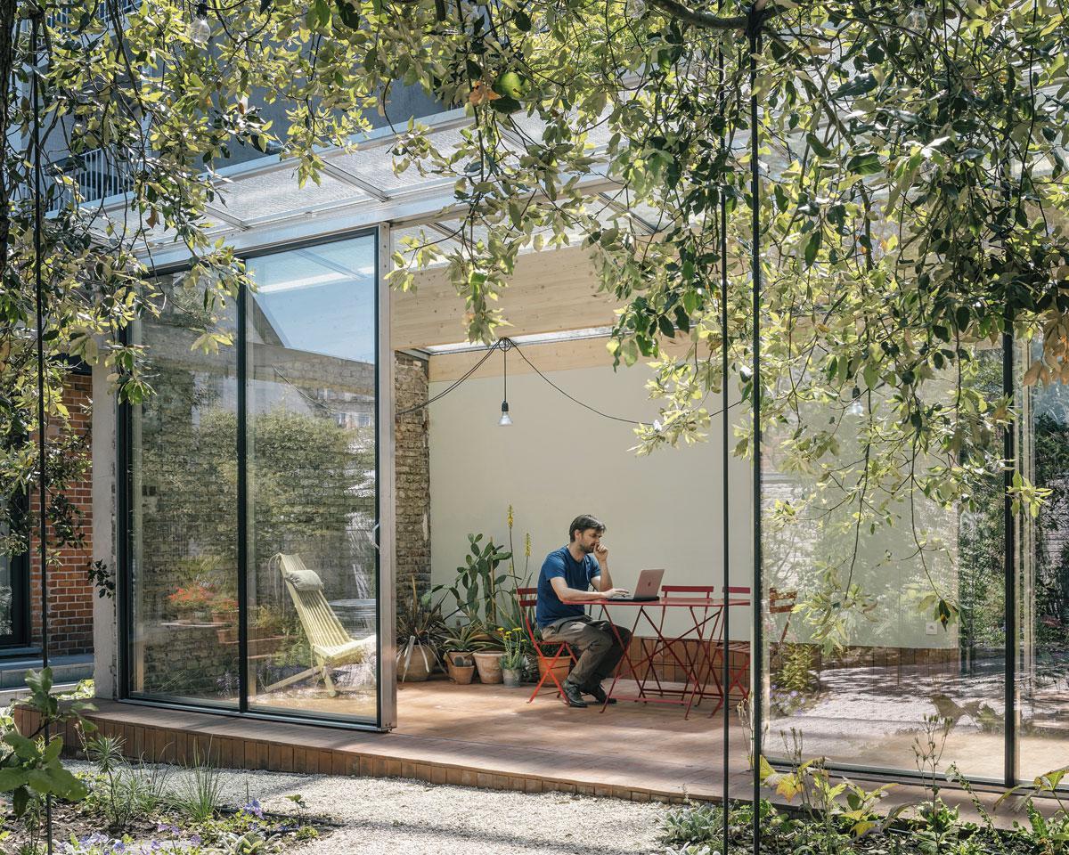 Architect Machteld D’Hollander verdeelde de buitenruimte in verschillende tuinkamers met een focus op transparantie en lichtinval. De glazen wanden van dit paviljoen schuiven volledig open, ook het glazen dak versterkt het buitengevoel.