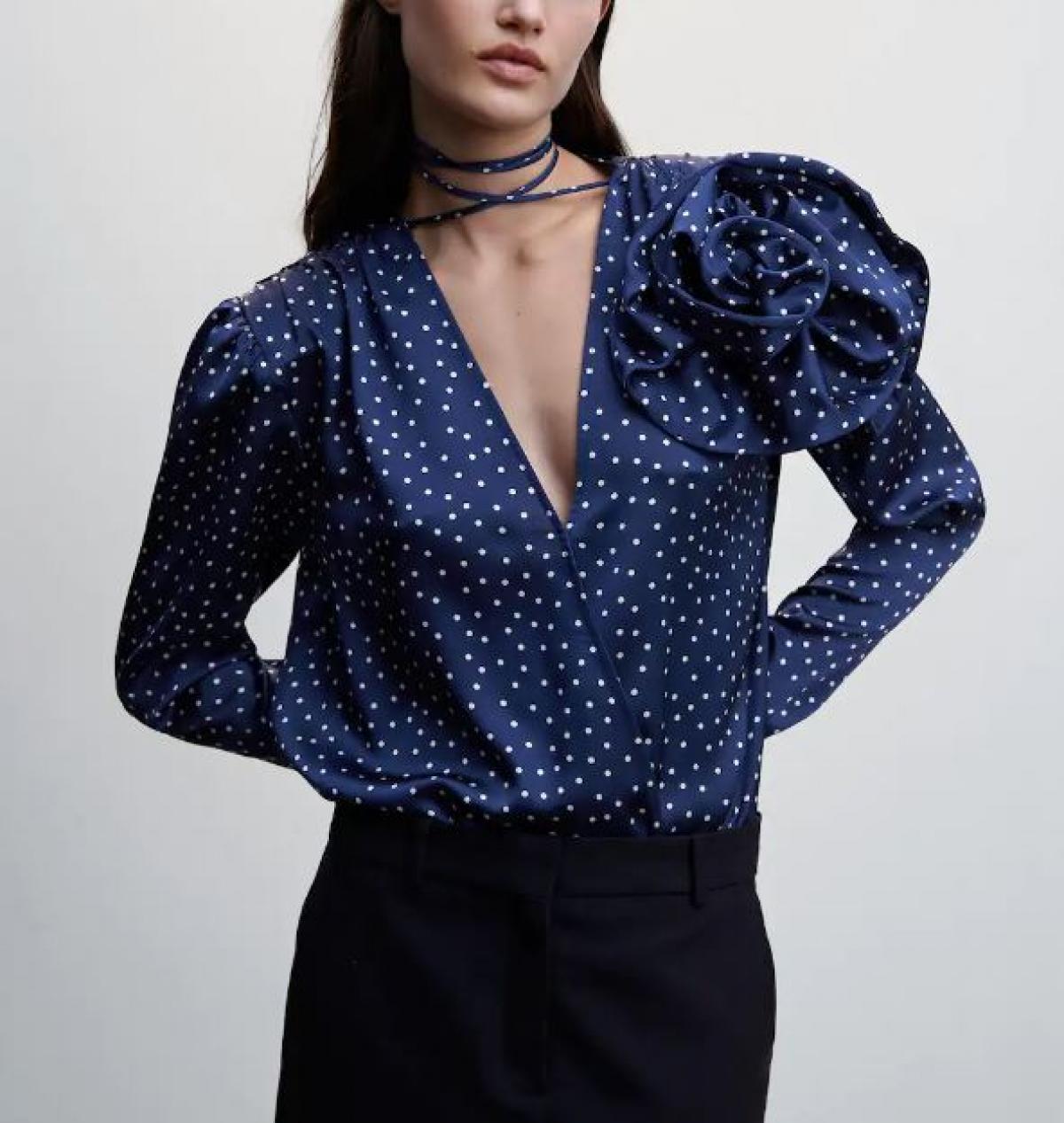 Blauwe blouse met polka dots en rozet