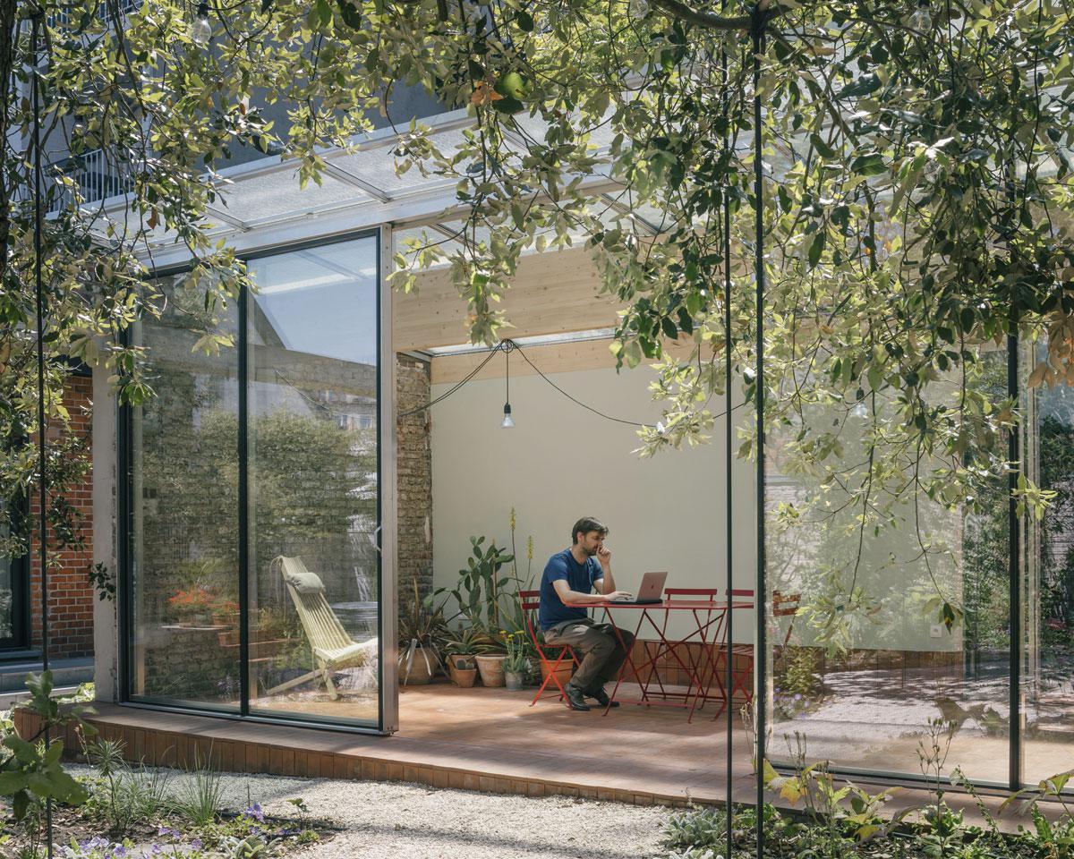 L’architecte Machteld D’Hollander a divisé l’espace extérieur en plusieurs pièces de jardin en mettant l’accent sur la transparence et la lumière. Les parois en verre de ce pavillon s’ouvrent complètement ; le toit en verre renforce également l’impression d’être à l’extérieur.