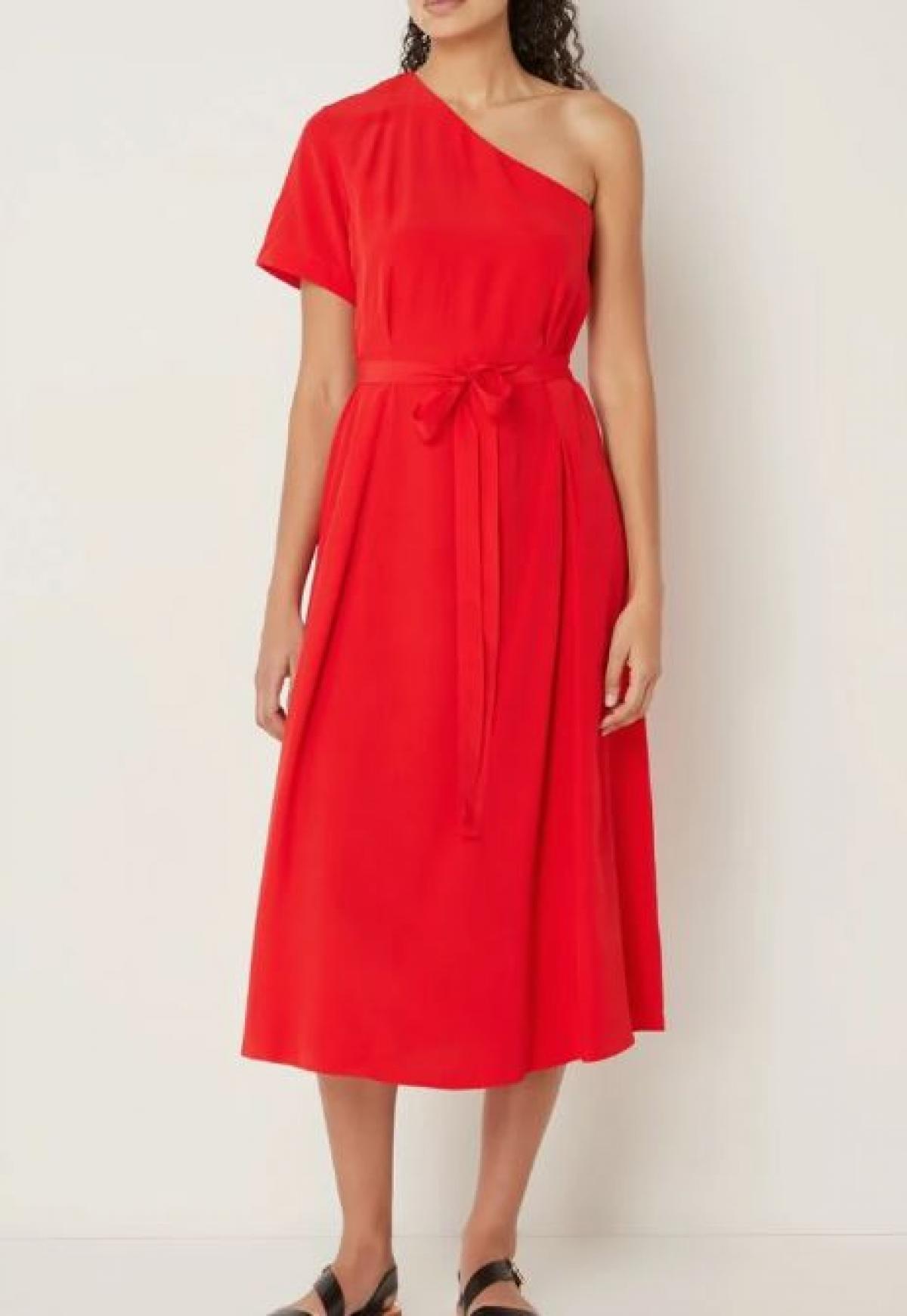 Rode jurk met asymmetrische off-shoulder
