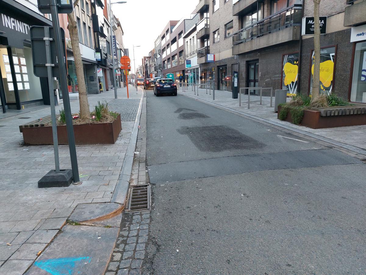 Twee wagens hadden zich toch in de Marktstraat gewaagd, maar stootten daar op de wegenwerkers die nog signalisatie aanbrachten. Achteruit rijden was de enige optie.