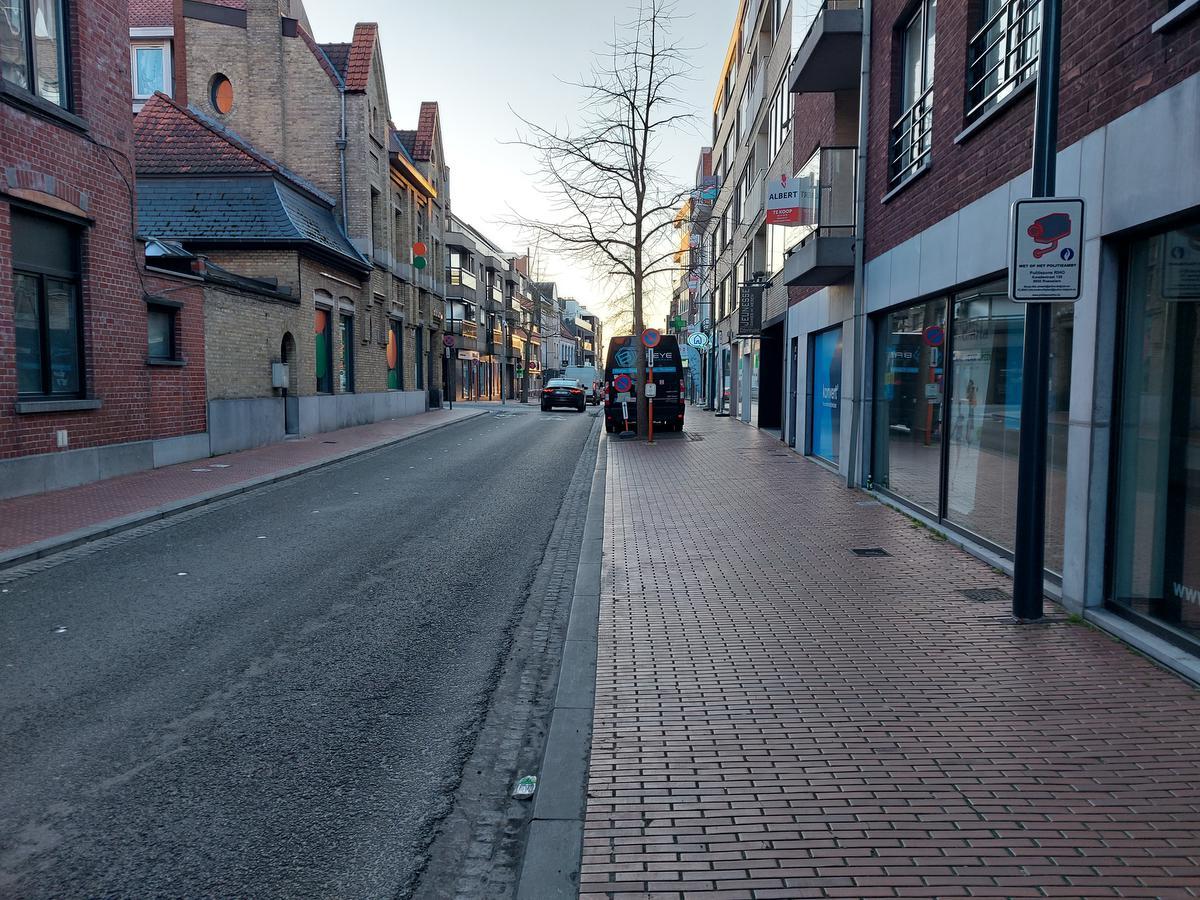 Hier ontbreekt allicht nog een bord. Wie vanuit de richting Roeselare in de Roeselaarsestraat rijdt ziet pas wanneer hij de Marktstraat in rijdt dat hij daar niet in mag. Een bord dat je verplicht rechtdoor moet rijden, kan dat verhelpen.