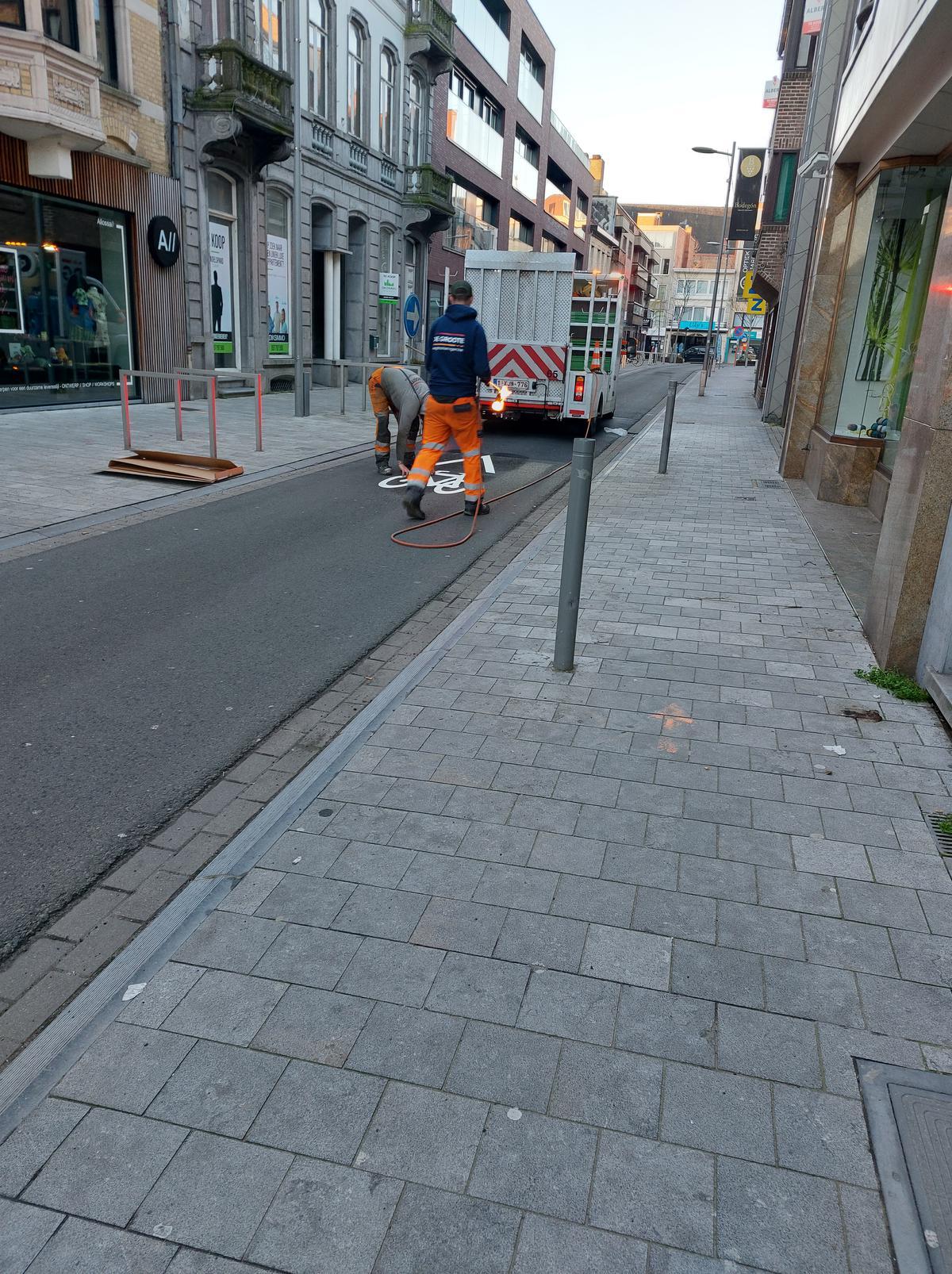 In de Marktstraat werd deze morgen nog verkeerssignalisatie aangebracht.