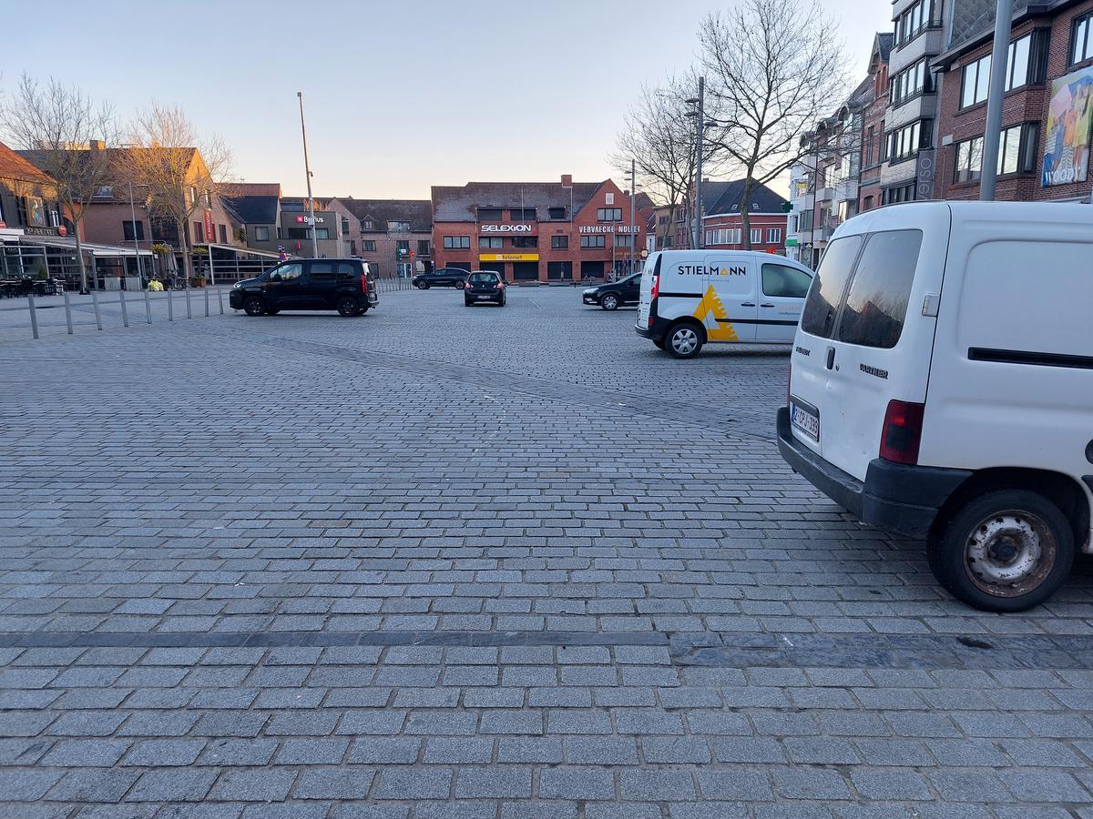 Het was opvallend kalm op de Grote Markt.