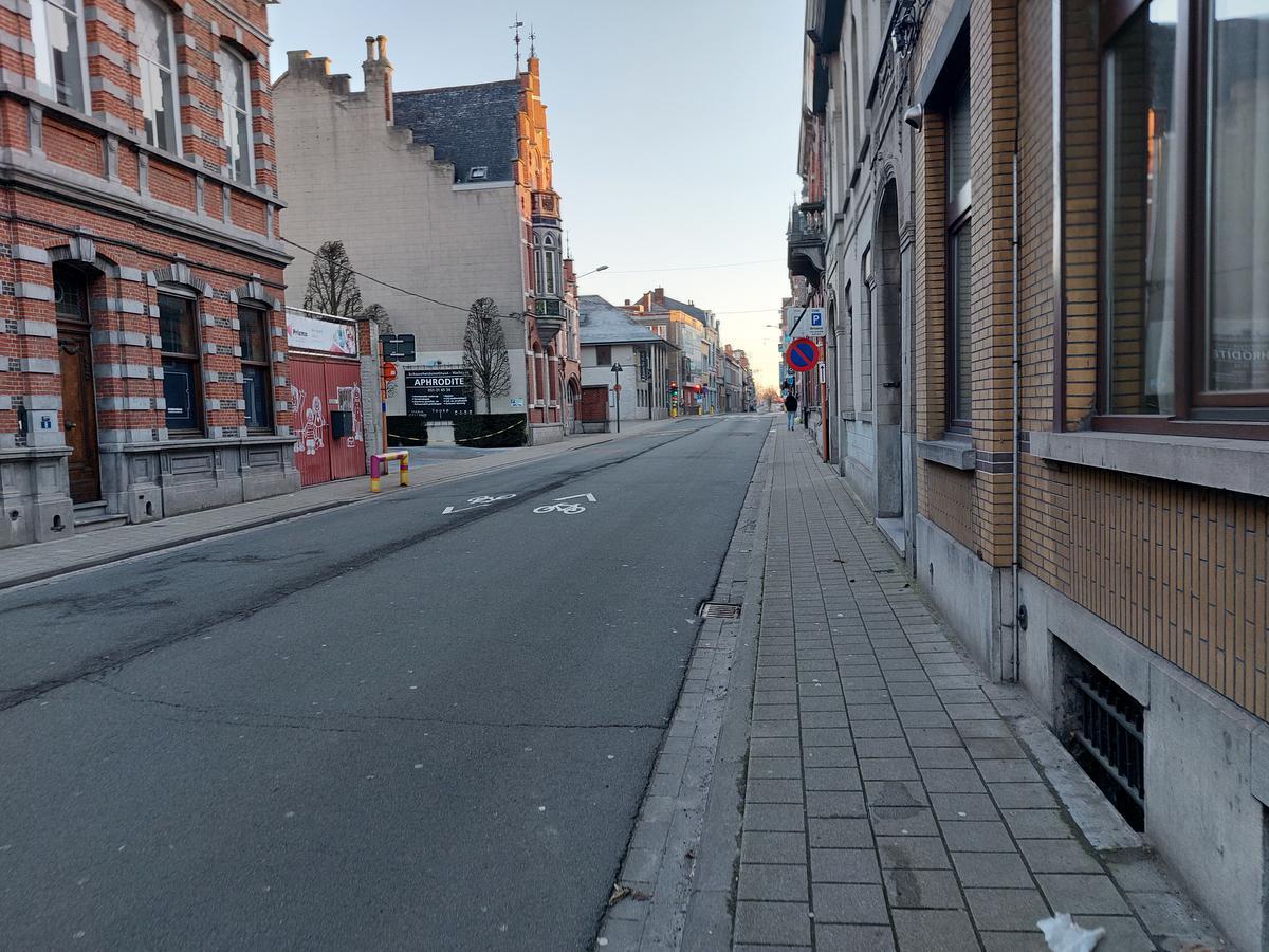 7.45 uur. Spitsuur in Izegem. Geen enkele wagen aan de verkeerslichten aan het oude postgebouw.