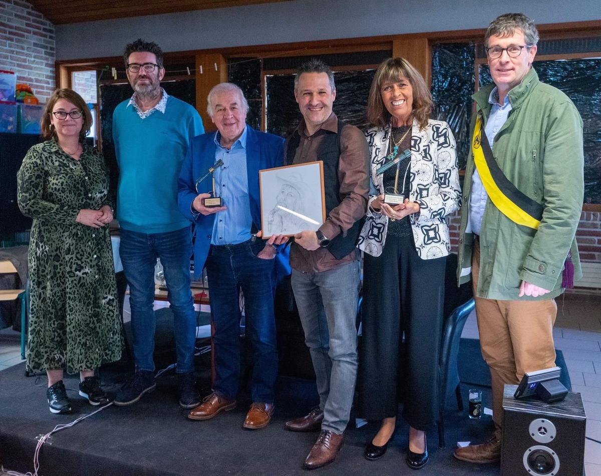 Organisator Bart Carteur (derde van rechts) met naast hem Bobby en Karin Setter.