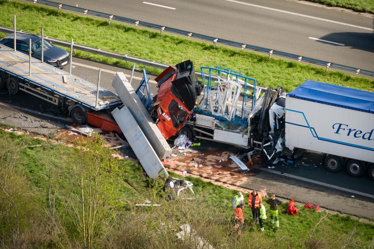 De bestuurder knalde bijzonder hard op zijn voorligger en zette zo een kettingbotsing in gang.