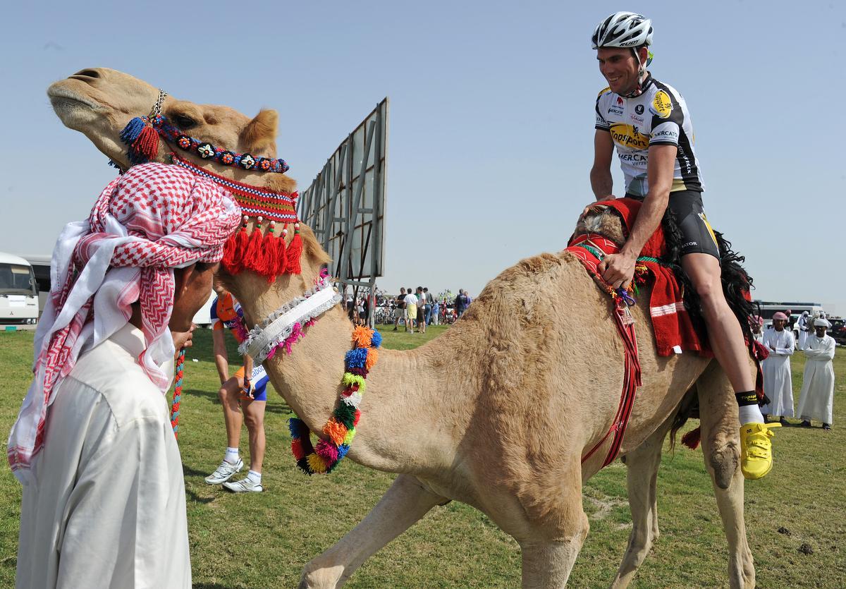 Een beeld uit de Ronde van Qatar, waar Stijn Neirynck zijn fiets voor een iets exotischer vervoersmiddel inruilde.