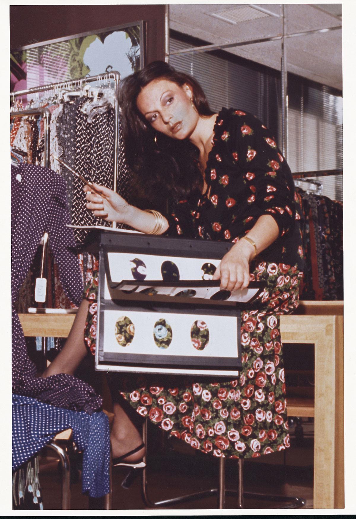 Diane von Furstenberg aan het werk met jerseystalen met bloemenprint, 1977.