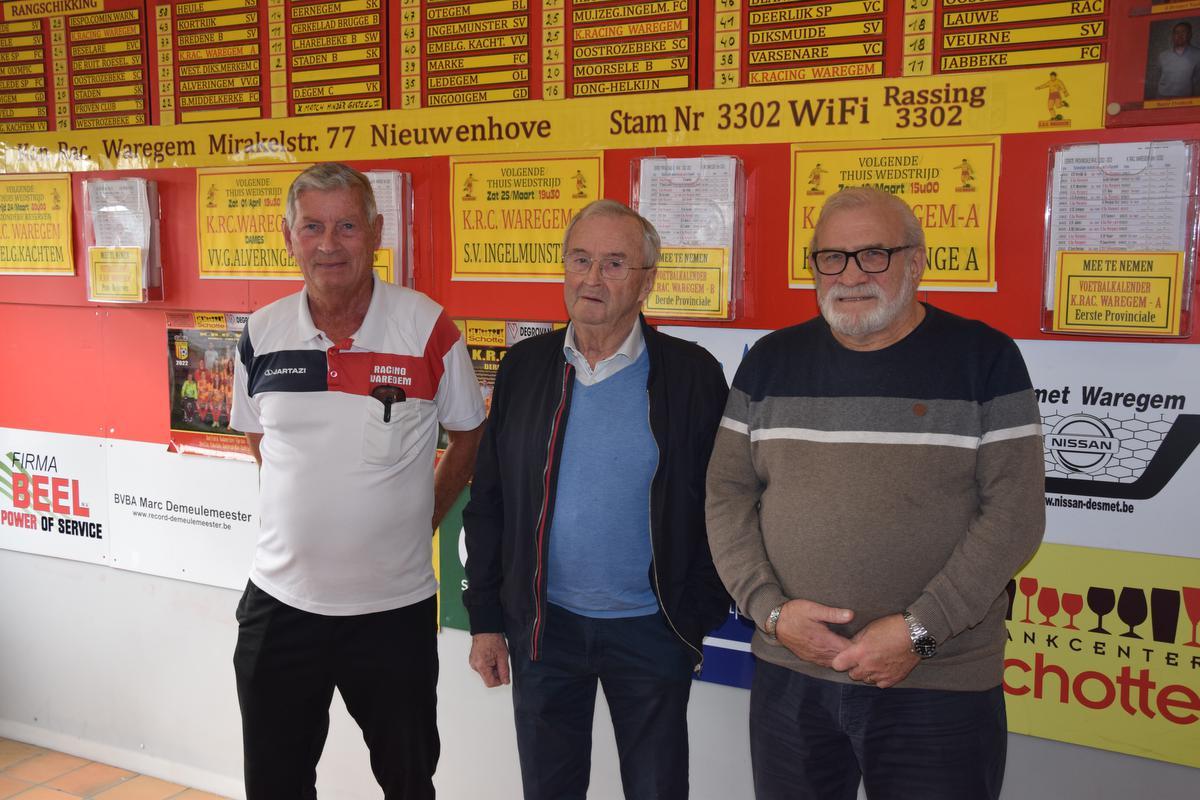 Danny Ottervaere, ex-jeugdvoorzitter Antoon Vercaemst en Dirk Longueville, die samen met Rik Furniere en Francky Vanderghinste de meeste dienstjaren tellen onder de nog actieve leden van de club.
