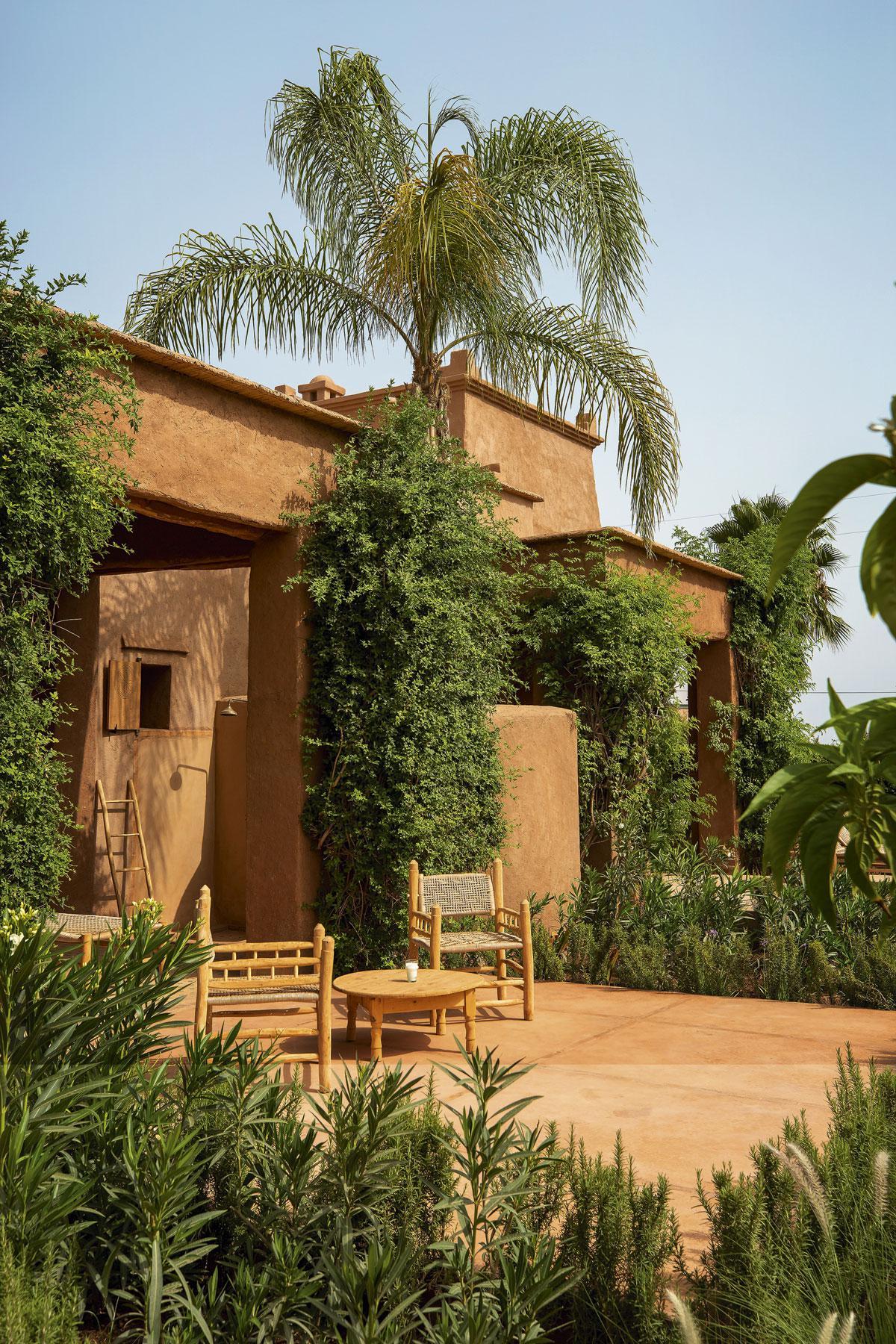 Groene oase In contrast met het terracotta-kleurige decor van Marrakesh