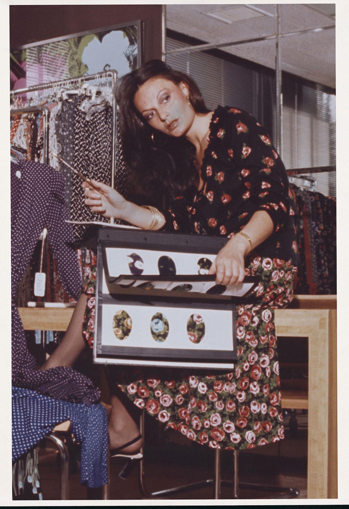 Diane von Furstenberg au travail avec des échantillons de jersey à imprimé floral, en 1977.
