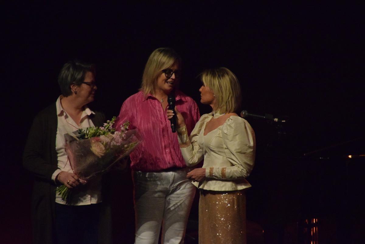 Adelheid (links) kreeg bloemen van haar zus Katelijne tijdens de show van Dana Winner.
