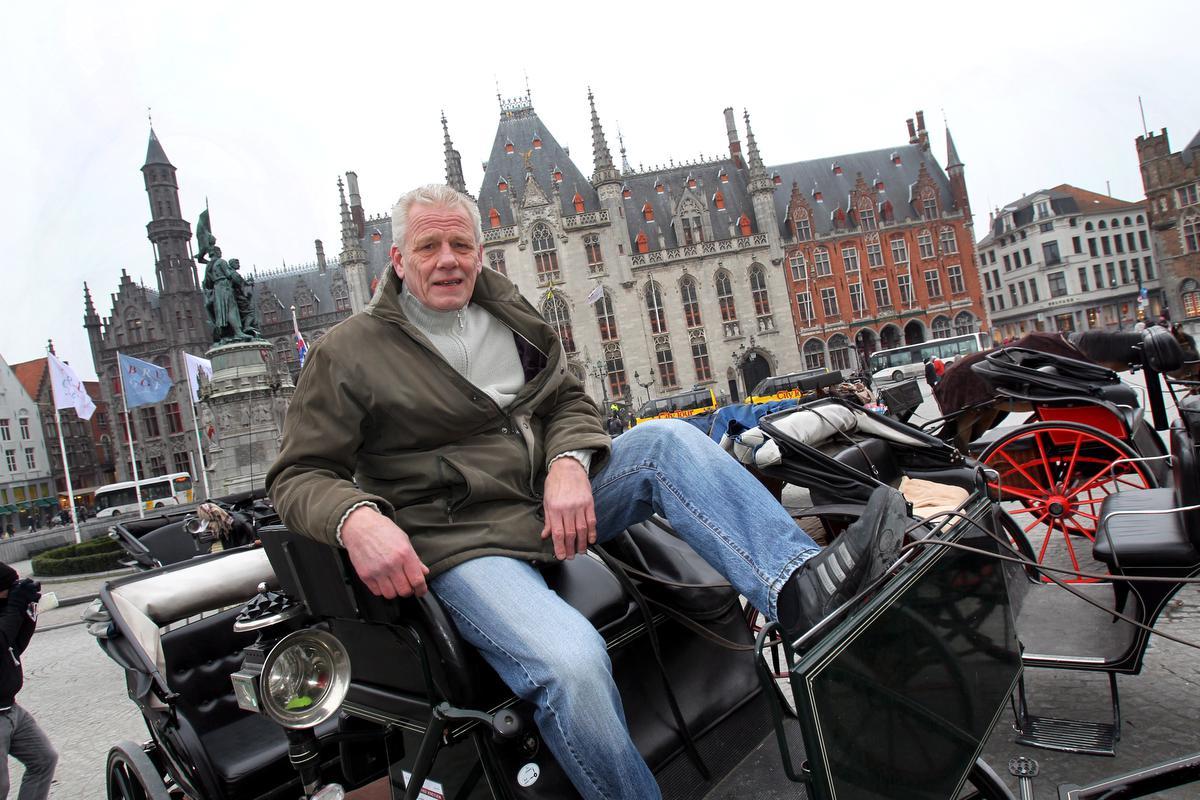 Birger Jensen poseert in een koets op de Markt van Brugge. (foto KW)