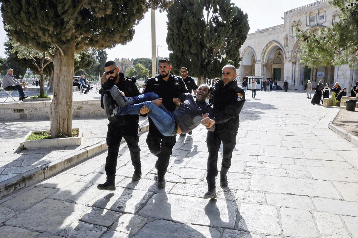 Dans la mosquée al-Aqsa, les Israéliens disent avoir délogé des «extrémistes». De simples fidèles, pour les Palestiniens.