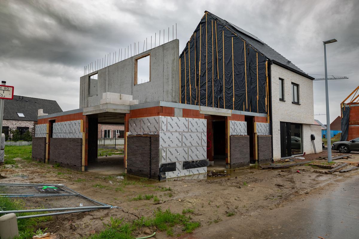 Tal van woningen bleven onafgewerkt, maar de facturen stroomden wel binnen.