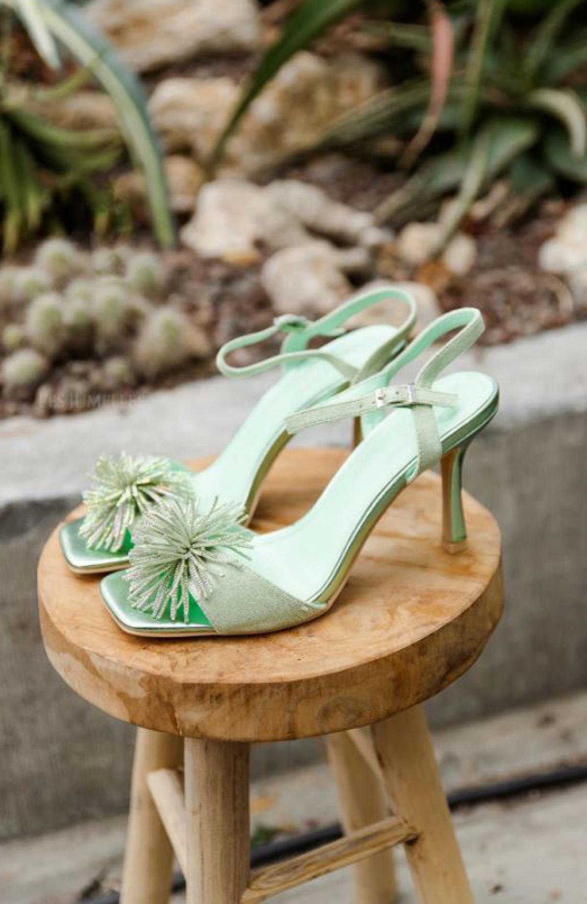 Groene sandaaltjes met bloemapllicatie