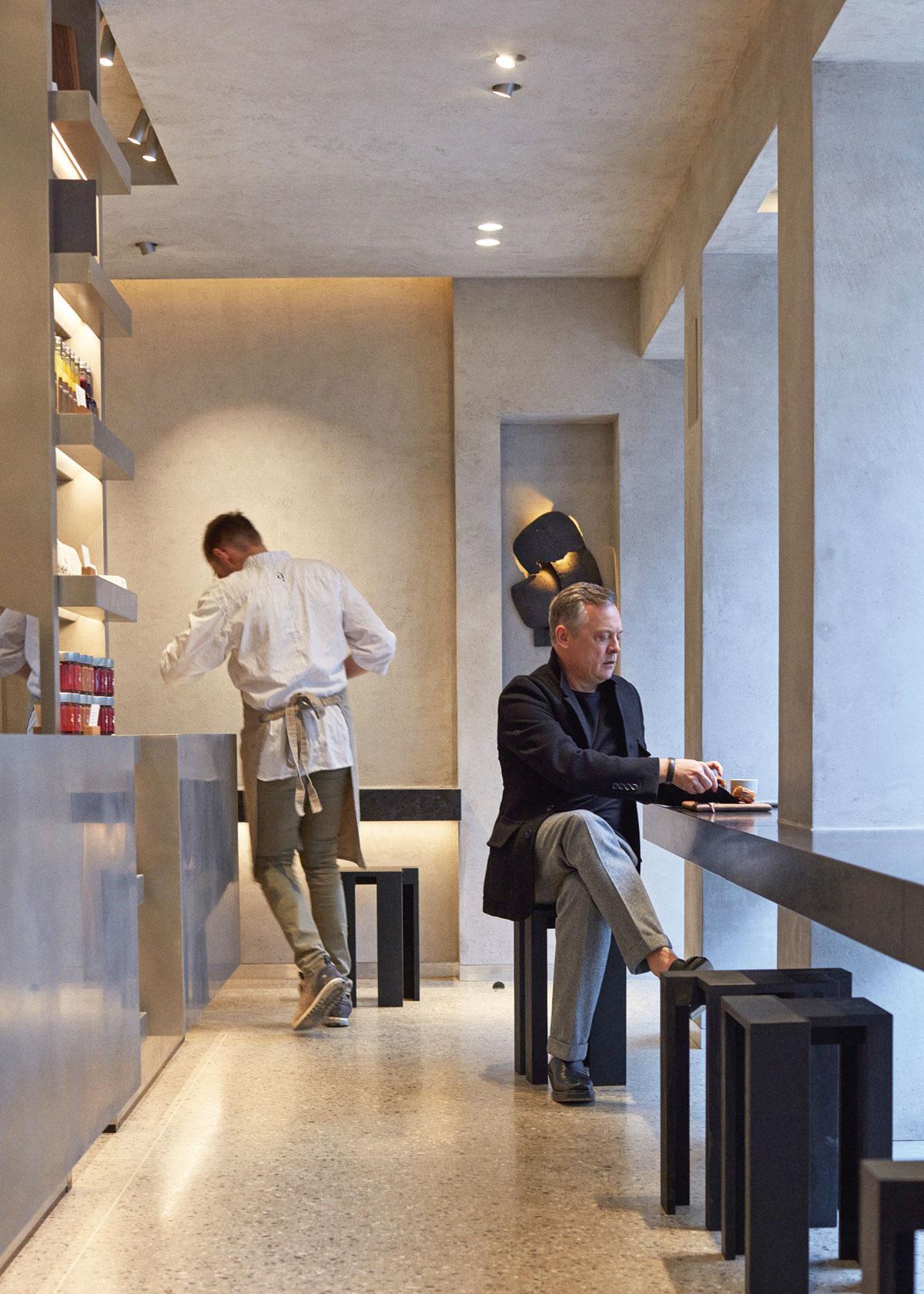 L’architecte Glenn Sestig, qui a conçu The Bakery de Joost Arijs, est assis sur un tabouret signé Bram Vanderbeke.