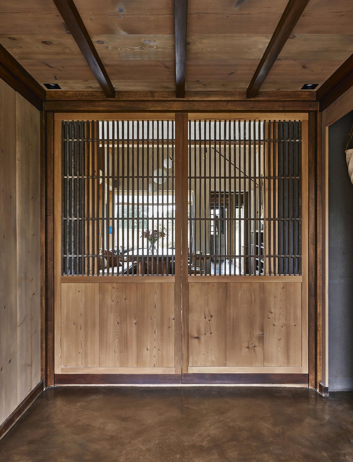 Les doubles portes japonaises constituent un rite de passage entre l’extérieur et l’intérieur.