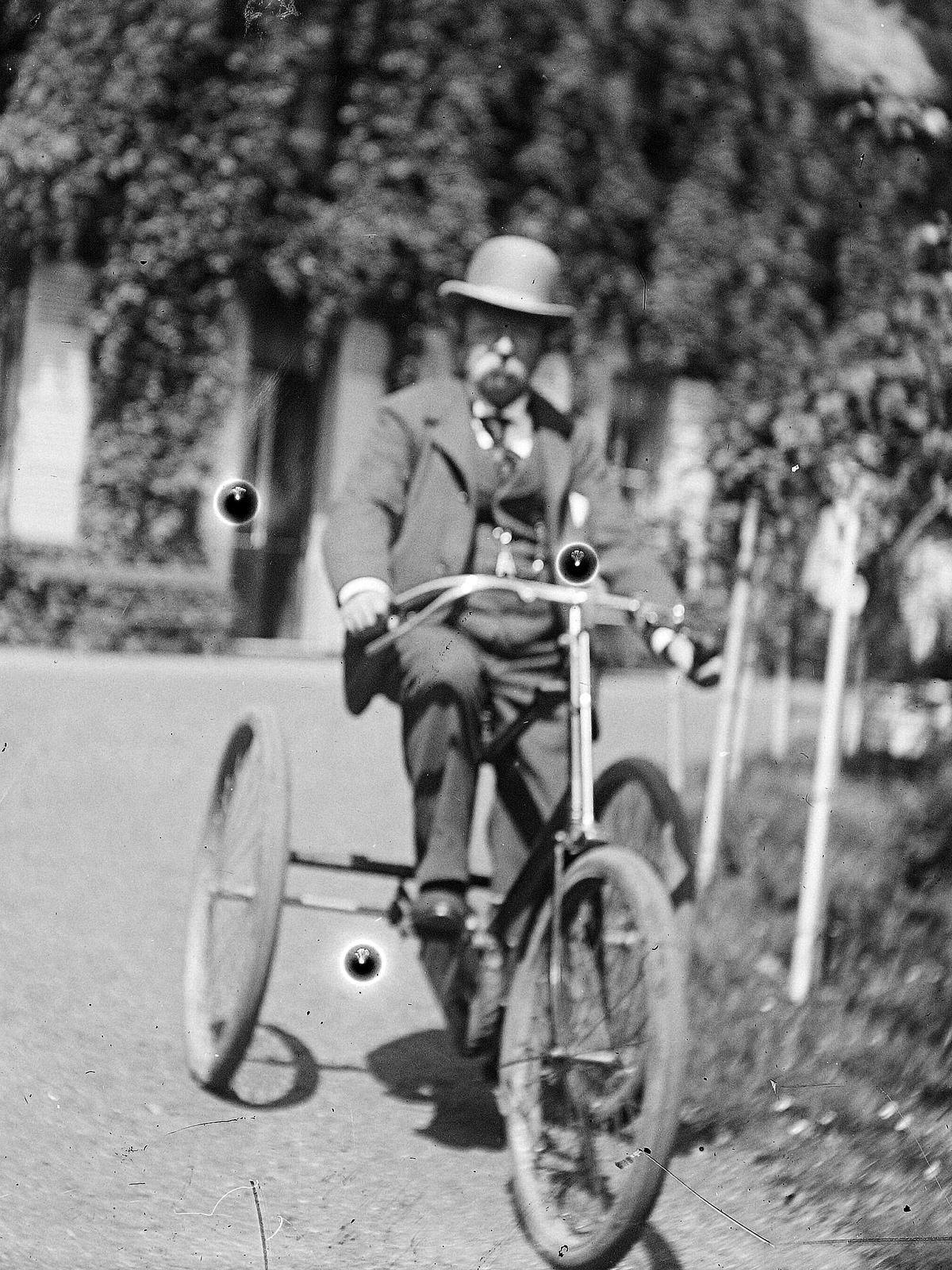 Aquilin Arents de Beerteghem in 1905 op zijn kasteeldomein Macieberg in Oostkamp.