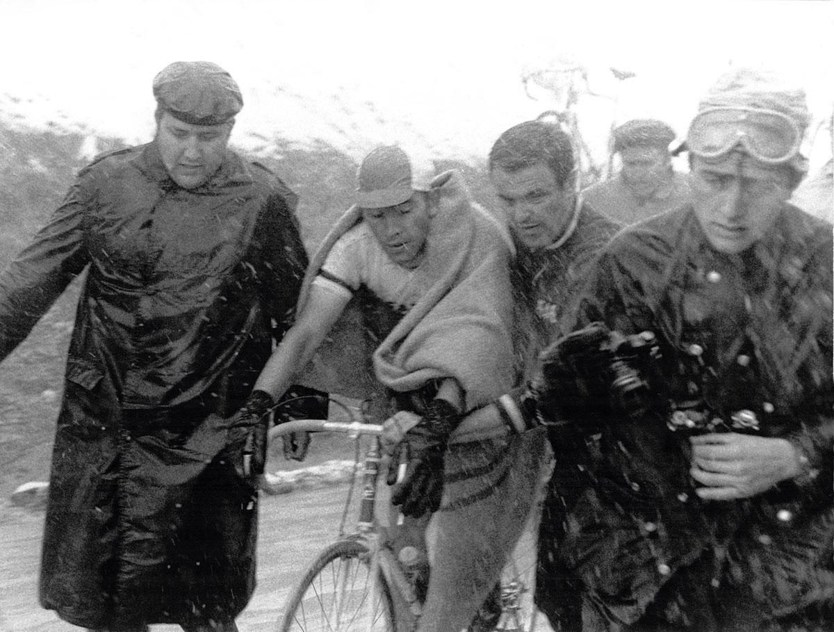 Na de aankomst van de ijskoude 12e rit in de Giro van 1968 wordt Eddy Merckx in een deken gewikkeld en afgevoerd.