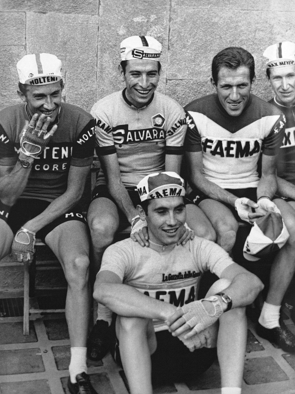 Een groepsfoto van collega's in de Giro 1968. Achter Eddy Merckx van links naar rechts: Gianni Motta, Felice Gimondi en Vittorio Adorni.
