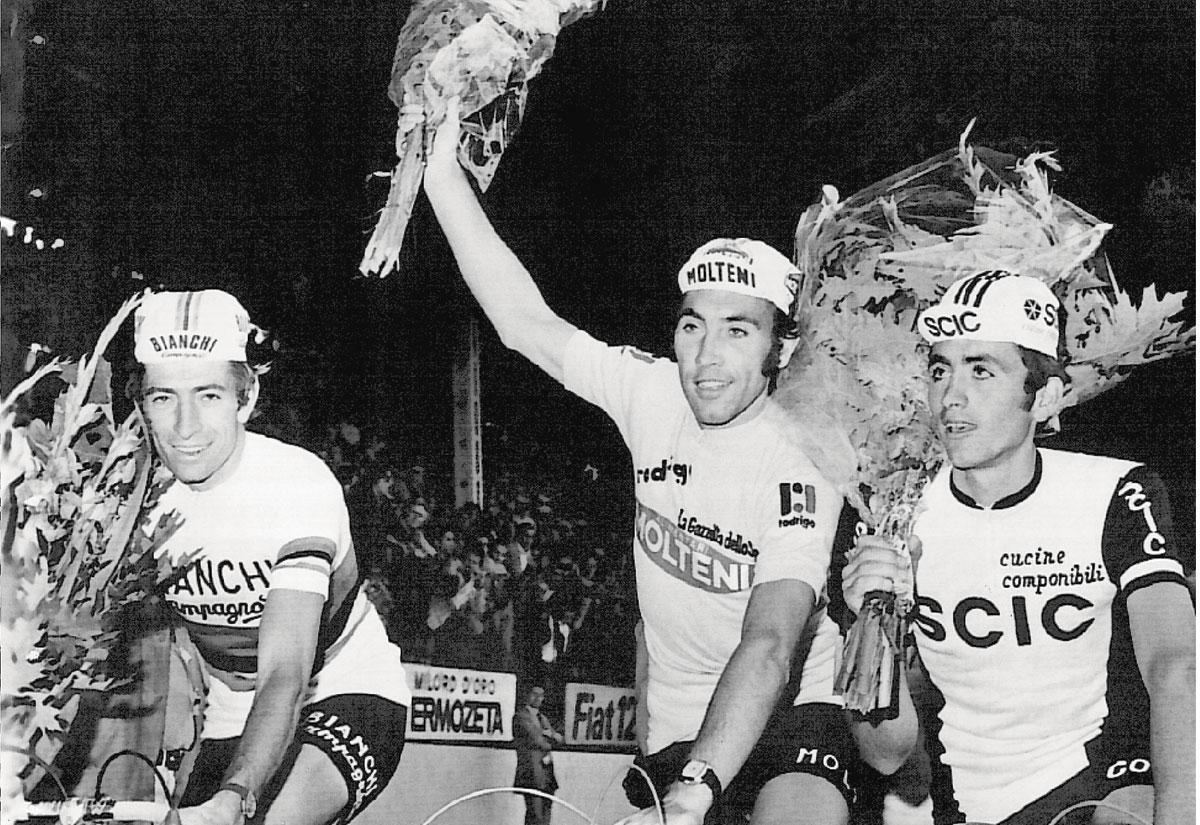 Eddy Merckx na zijn vijfde Girozege, in 1974, tussen Felice Gimondi (links, 3e) en Gianbattista Baronchelli (rechts, 2e).