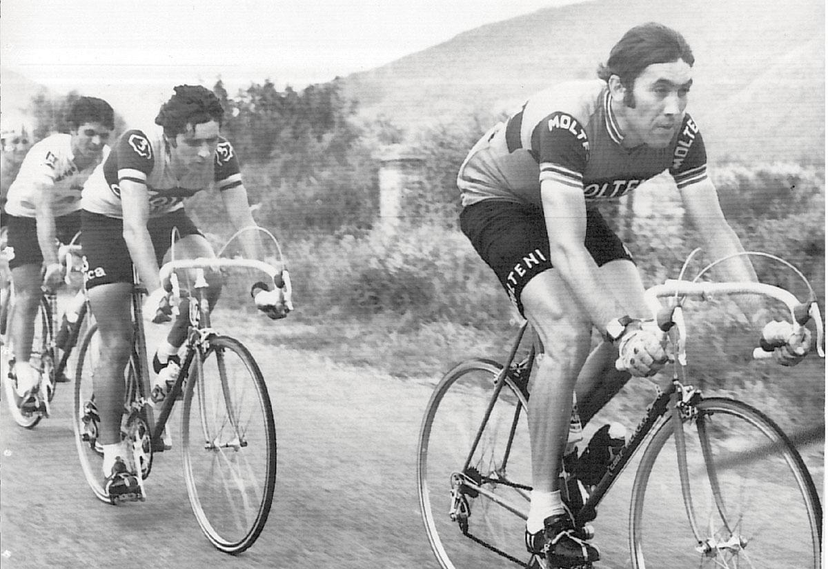José Manuel Fuente (links) en Giovanni Battaglin klampen aan bij Merckx in de Giro van 1974.