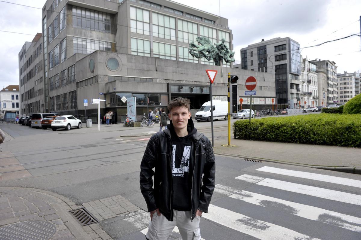 James Malikey en op de achtergrond De Grote Post in Oostende.