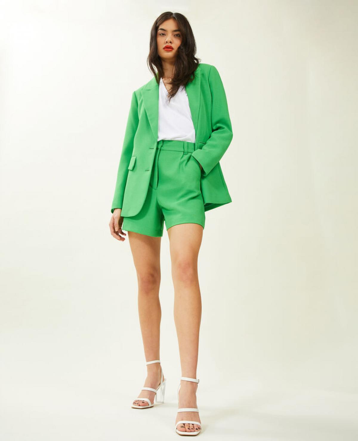Le blazer cintré vert & short taille haute