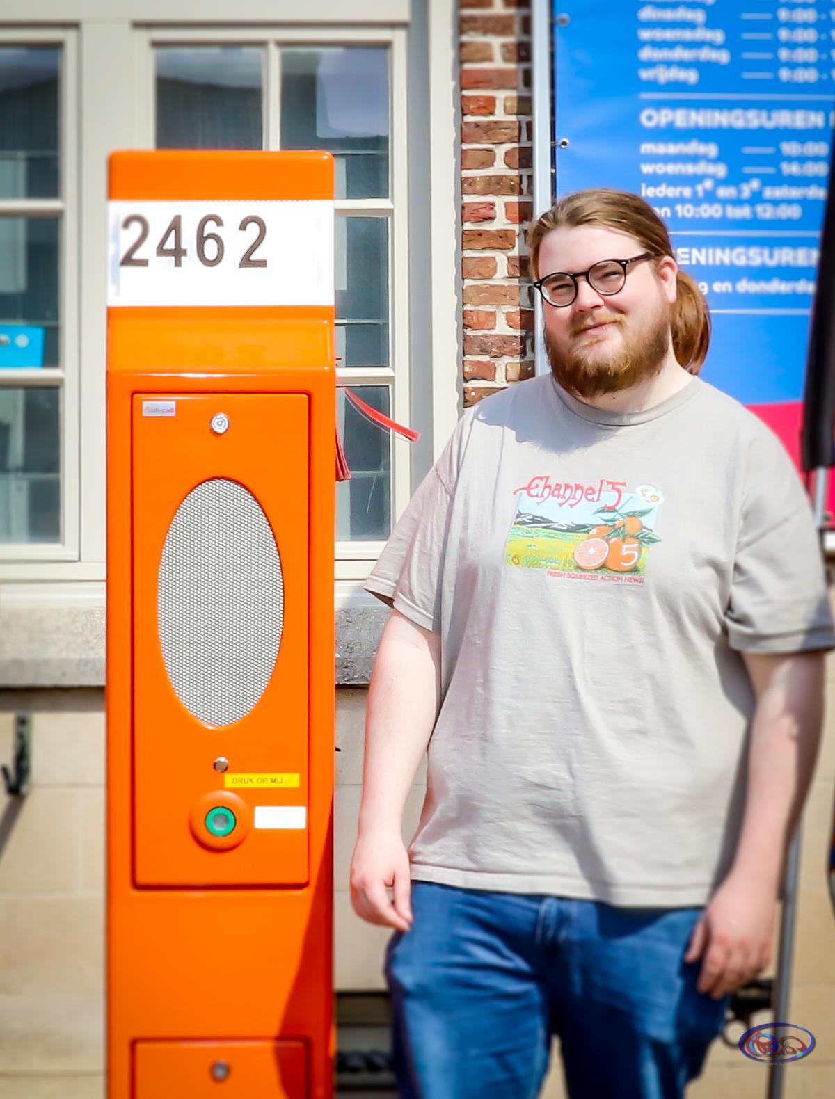 Letterzetter Martijn Verhelst aan de Parlevinkende Praatpaal.