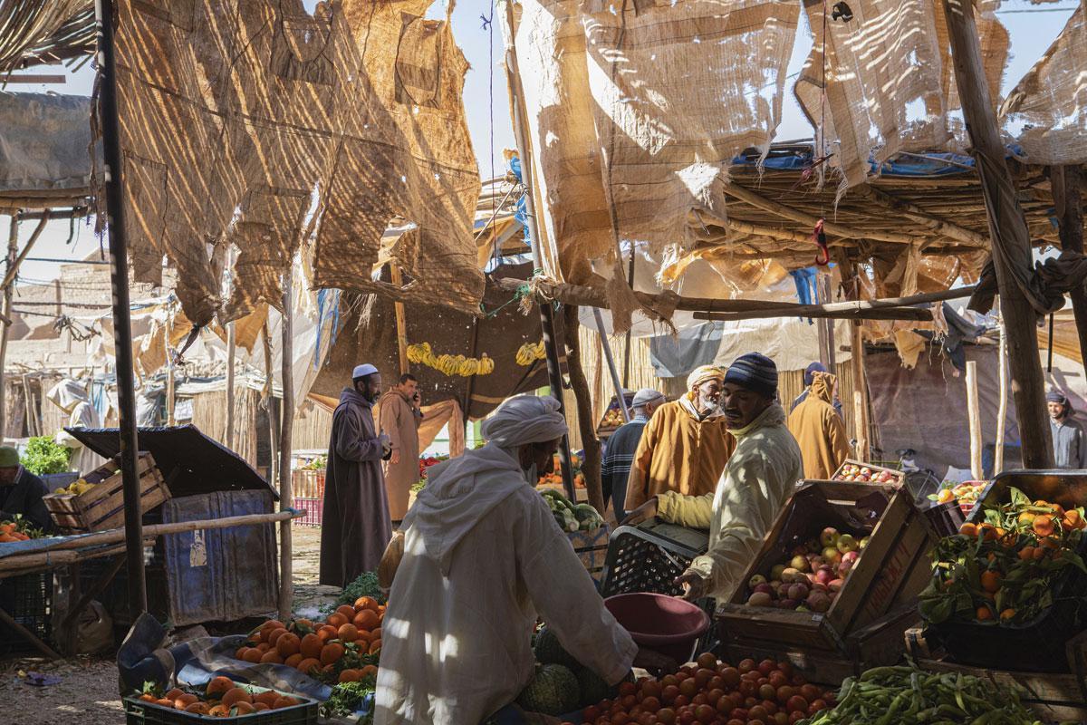 Précieuses dattes Un souk traditionnel de fruits et légumes à Rissani. En raison de la sécheresse, les récoltes des dattes de ces dernières années ont été extrêmement maigres.