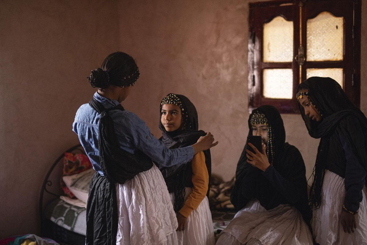 Traditions en péril Des jeunes filles amazighes de M’hamid El Ghizlane, dans la province de Zagora, s’apprêtent à interpréter des danses et des chants locaux dans leurs tenues traditionnelles.