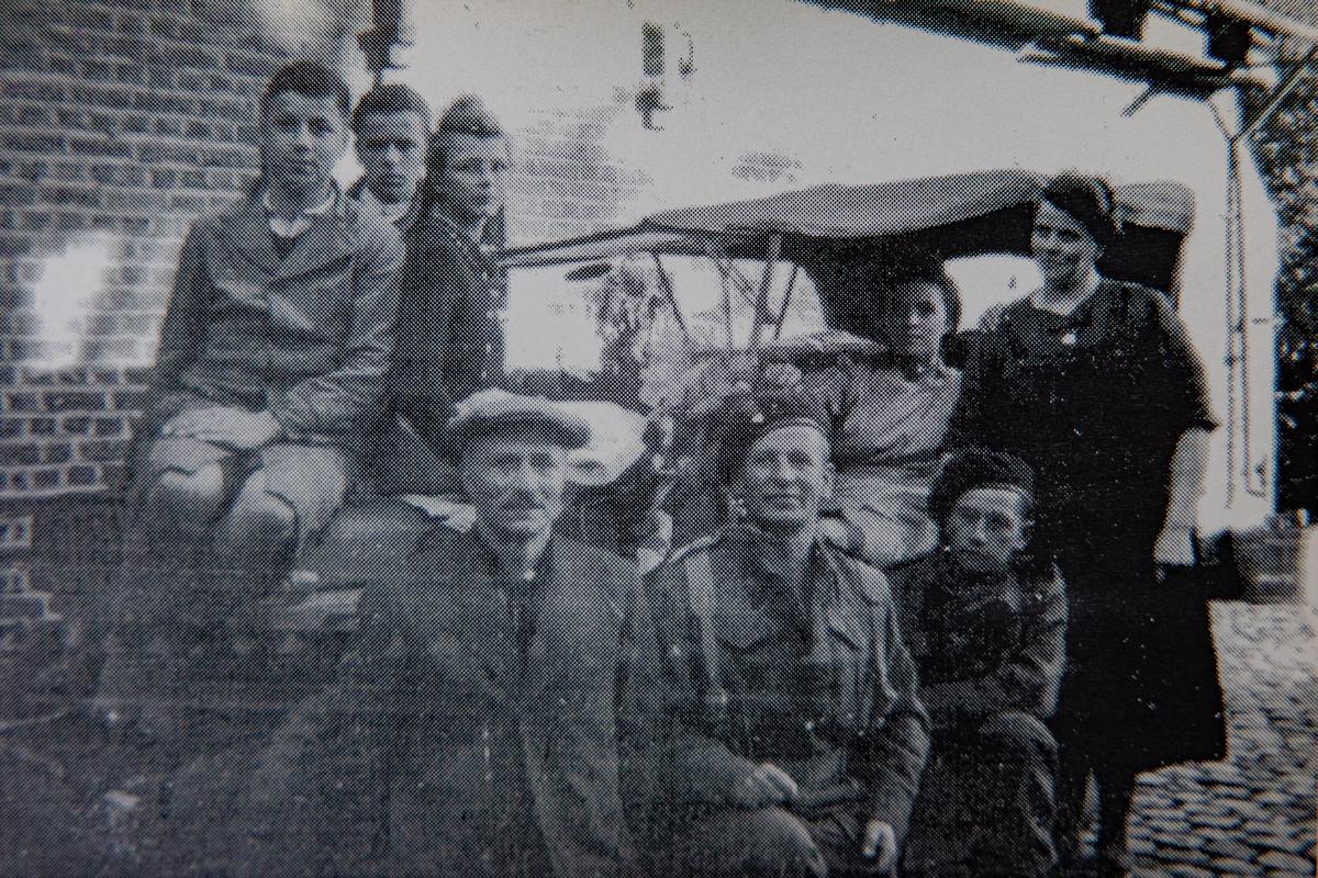 De familie van Hector Bevernagie in 1944 op de koer van de brouwerij. Boven: links Arseen Bevernagie, met naast hem de één jaar oudere Honoré Bevernagie en de jongste dochter Mimi (+ 31/03/'91). Onder: links Hector (+ 24/08/'59) met naast zich de twee geliefde Polen die bij de familie op kwartier waren, met in hun jeep dochter Gaby en staande mevrouw H. BEVERNAGIE (+ 15/12/'77). De ontbrekende telg van de familie, dochter Rachel (+ 20/09/'70), was de fotograaf van dienst. De twee sympathieke Polen, die hielpen Lichtervelde bevrijden, sneuvelden in Antwerpen.