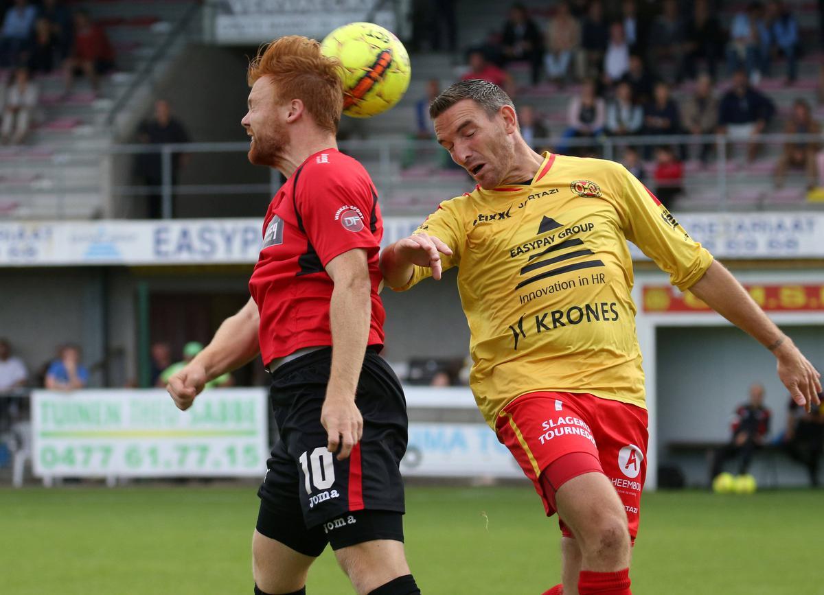 Met OMS Ingelmunster speelde Frederik Declercq kampioen, je ziet hem hier in duel met Sven De Rechter, toen actief bij Winkel Sport.