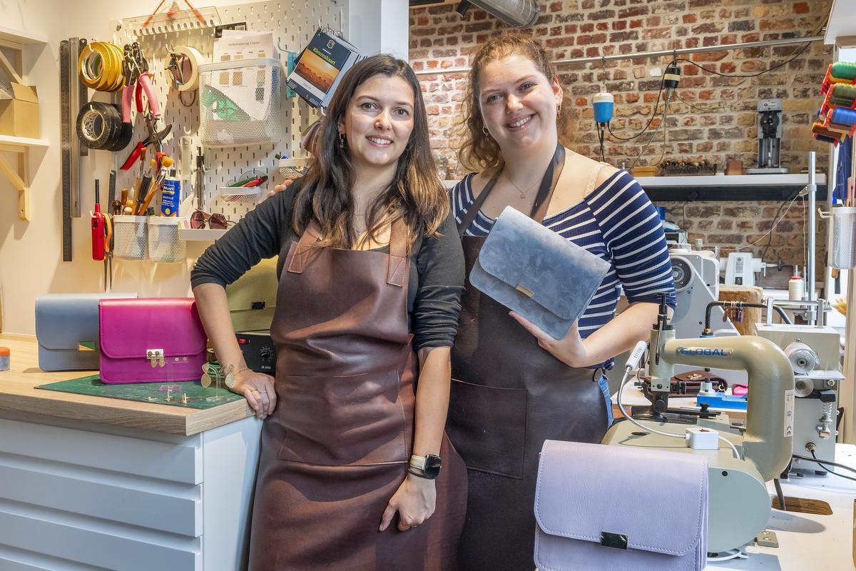 Saar (25) en Lien (30) Deleu zijn twee ondernemende zussen met elk hun ambacht: Lien vervaardigt juwelen, Saar is starter in de lederbewerking.