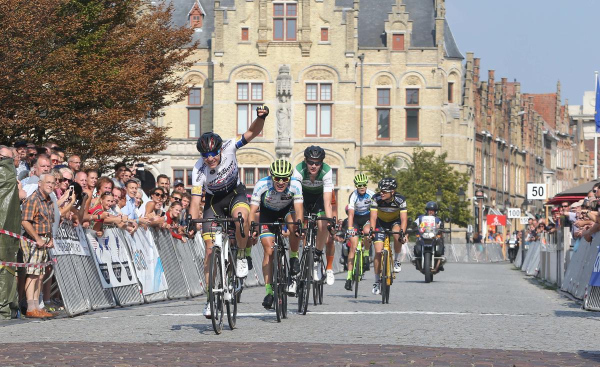 In de tweede editie van de Route des Géants won Remco Evenpoel op de Grote Markt van Ieper van Ilan Van Wilder en Daan Hoole.