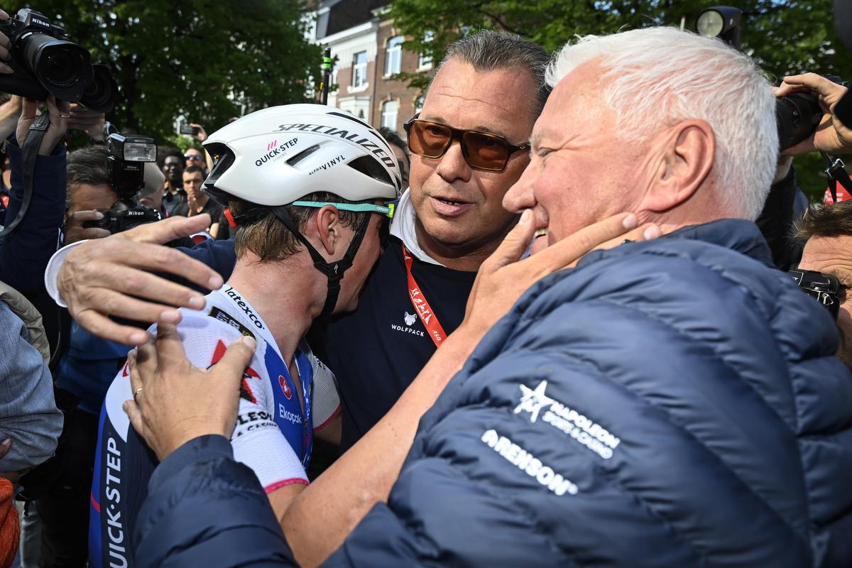 Wilfried Peeters en Patrick Lefevere feliciteren hun poulain na het winnen van Luik-Bastenaken-Luik in 2022.